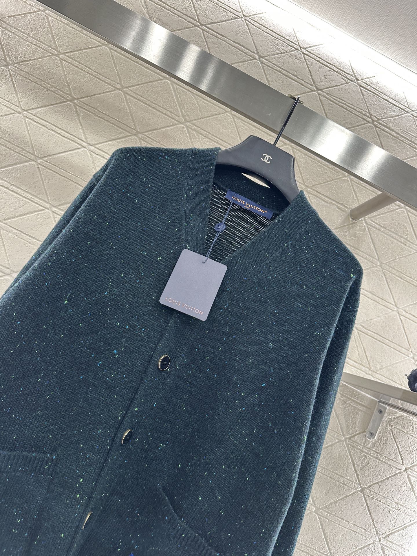 ♥Louis vuitto*♥2025新品上架 彩点字母口袋针织开衫定制YB羊绒纱线织造，质感高级，舒适