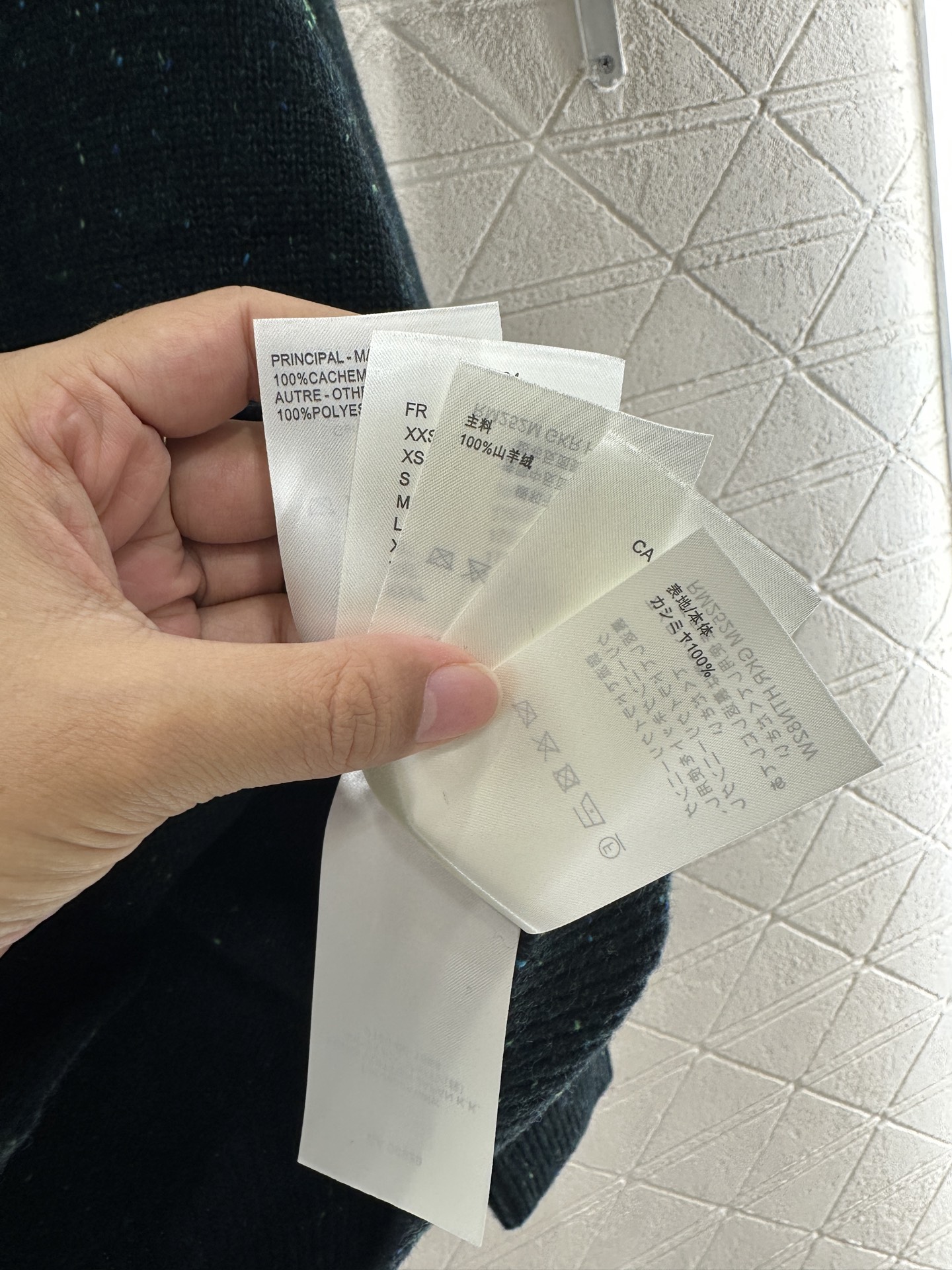 ♥Louis vuitto*♥2025新品上架 彩点字母口袋针织开衫定制YB羊绒纱线织造，质感高级，舒适