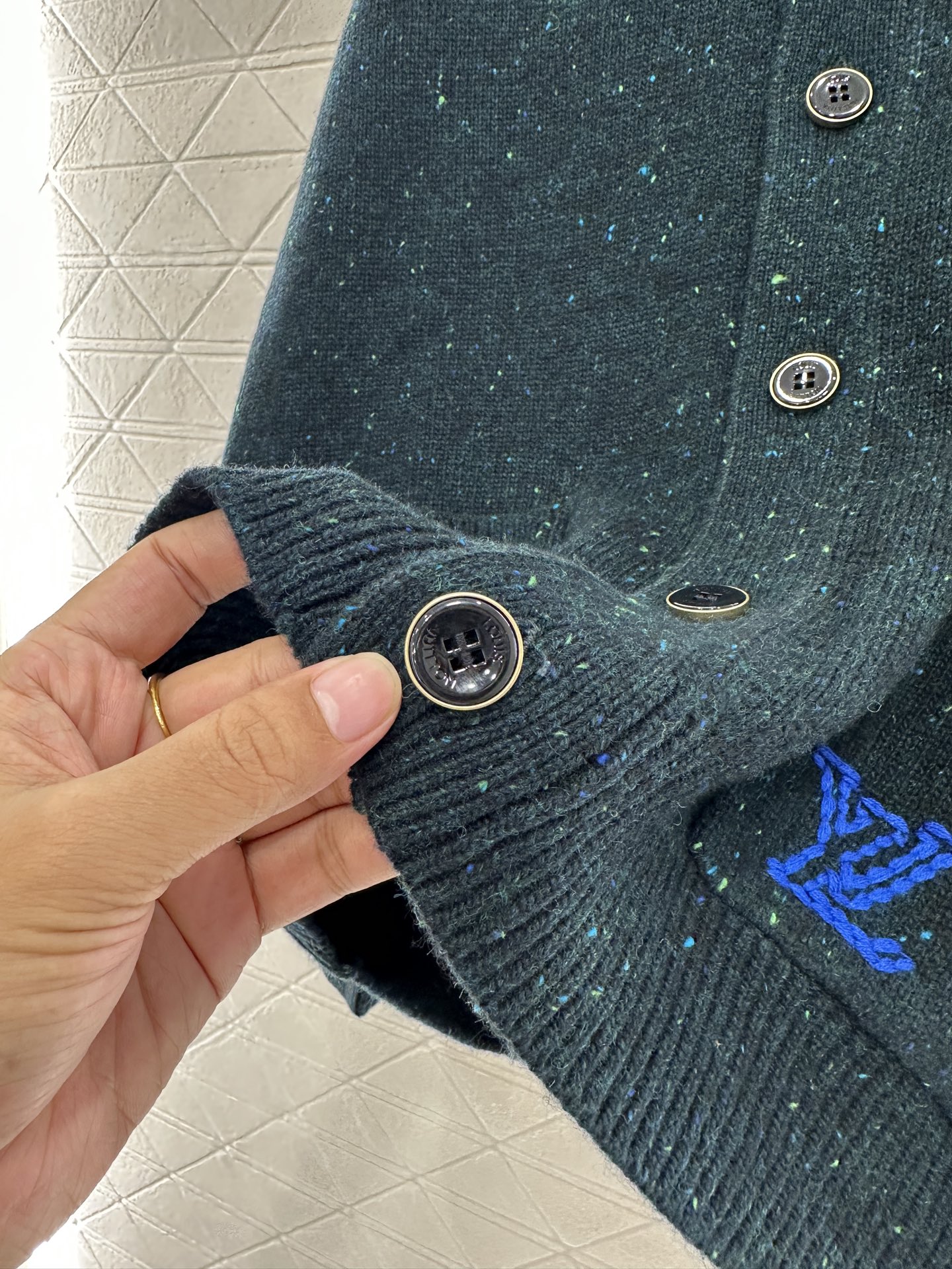 ♥Louis vuitto*♥2025新品上架 彩点字母口袋针织开衫定制YB羊绒纱线织造，质感高级，舒适