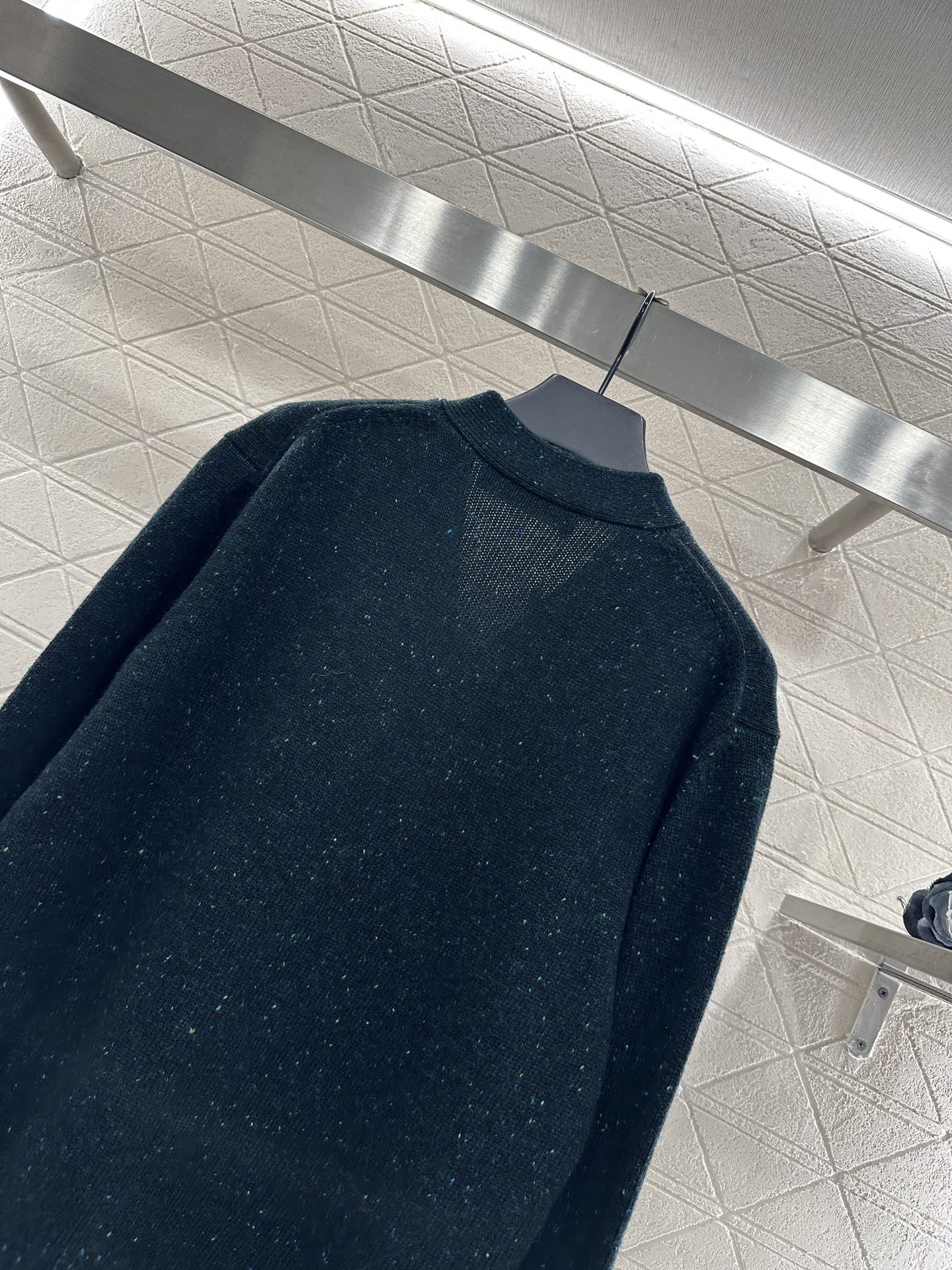 ♥Louis vuitto*♥2025新品上架 彩点字母口袋针织开衫定制YB羊绒纱线织造，质感高级，舒适