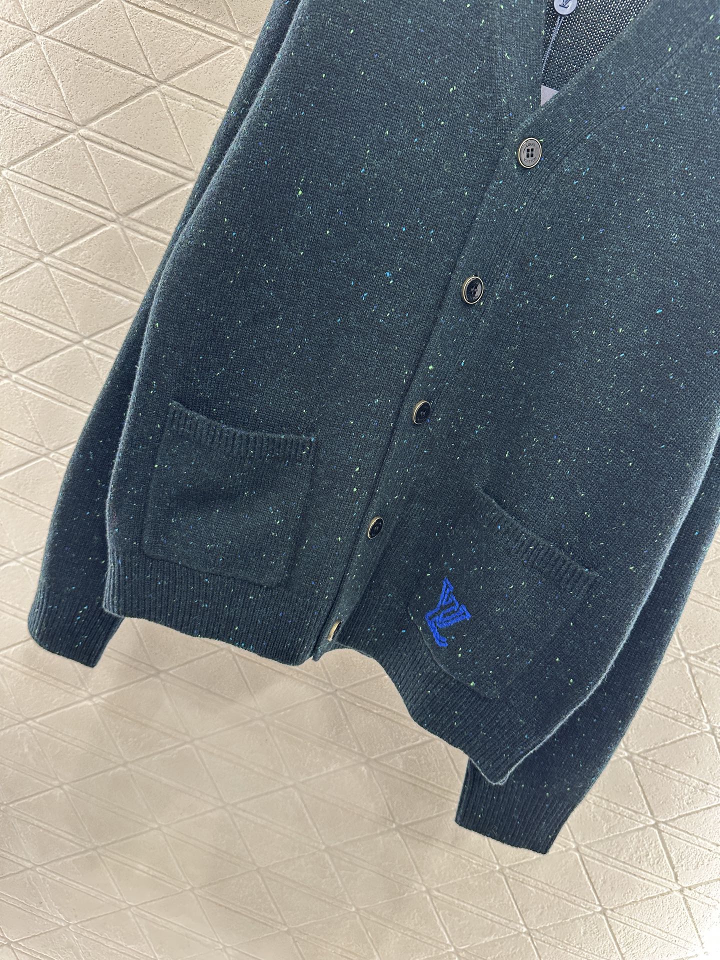 ♥Louis vuitto*♥2025新品上架 彩点字母口袋针织开衫定制YB羊绒纱线织造，质感高级，舒适