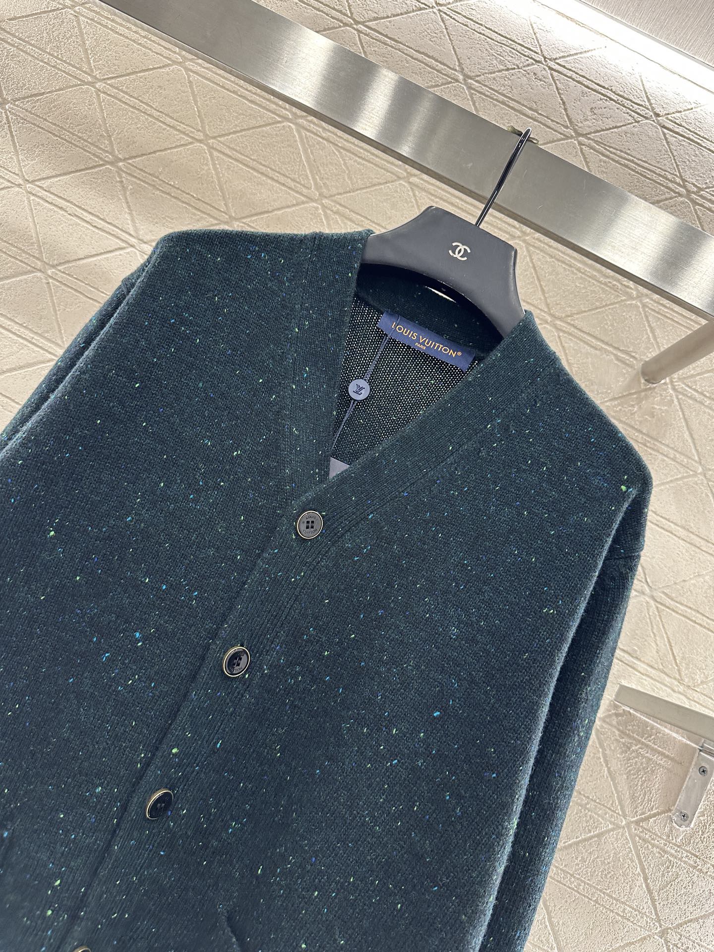 ♥Louis vuitto*♥2025新品上架 彩点字母口袋针织开衫定制YB羊绒纱线织造，质感高级，舒适