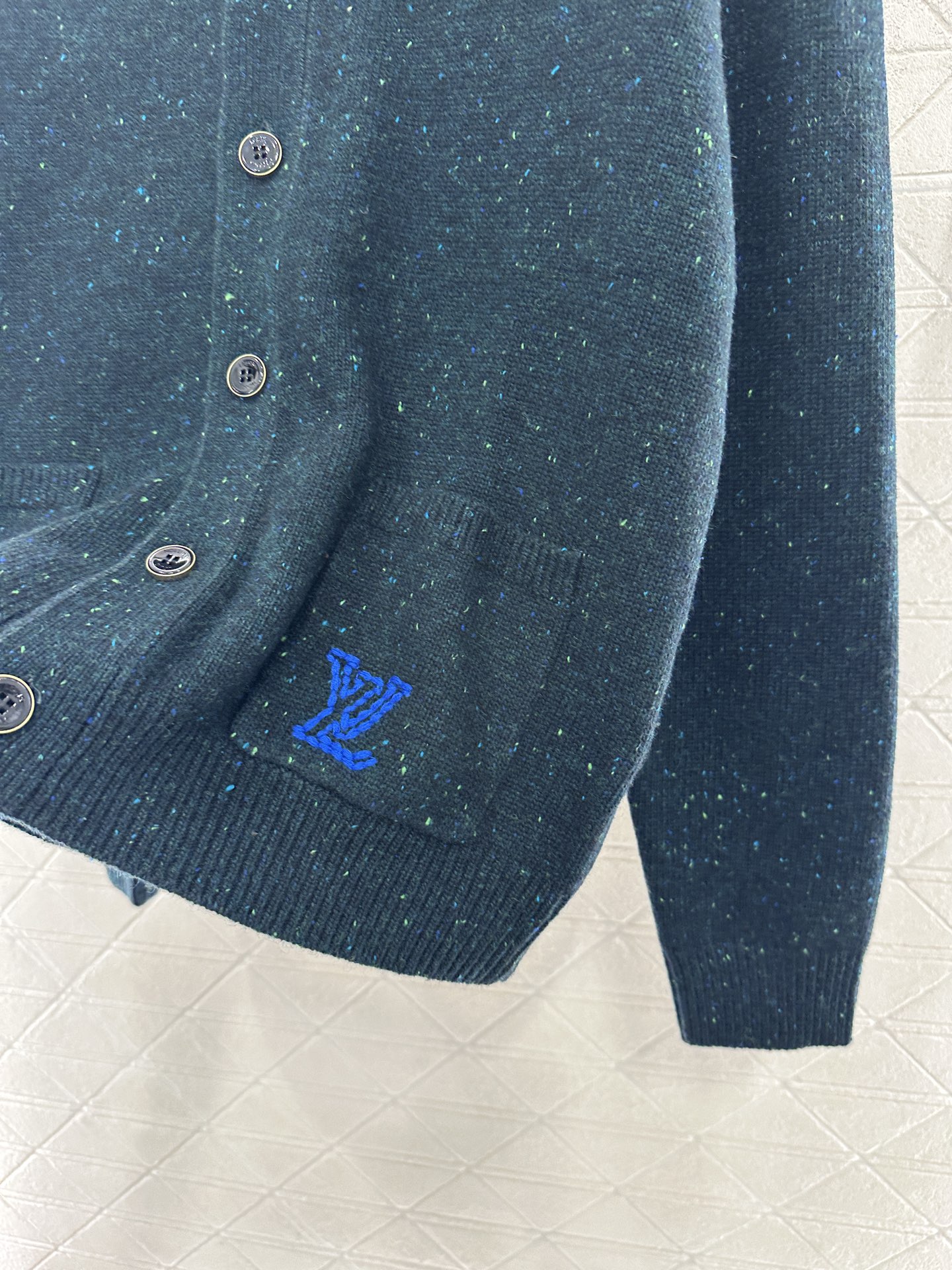 ♥Louis vuitto*♥2025新品上架 彩点字母口袋针织开衫定制YB羊绒纱线织造，质感高级，舒适