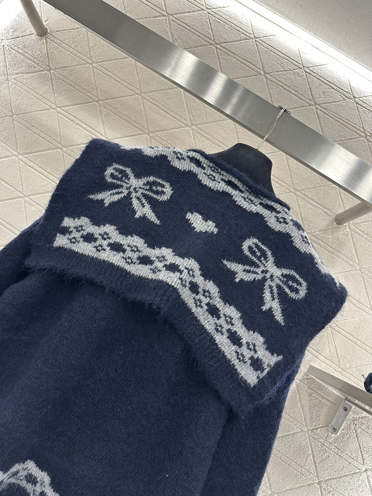 Chanel Wool Knit Sweater Two-Piece Set with Scarf - Elegant and Chic 8 i1760186012800 7000 0 6