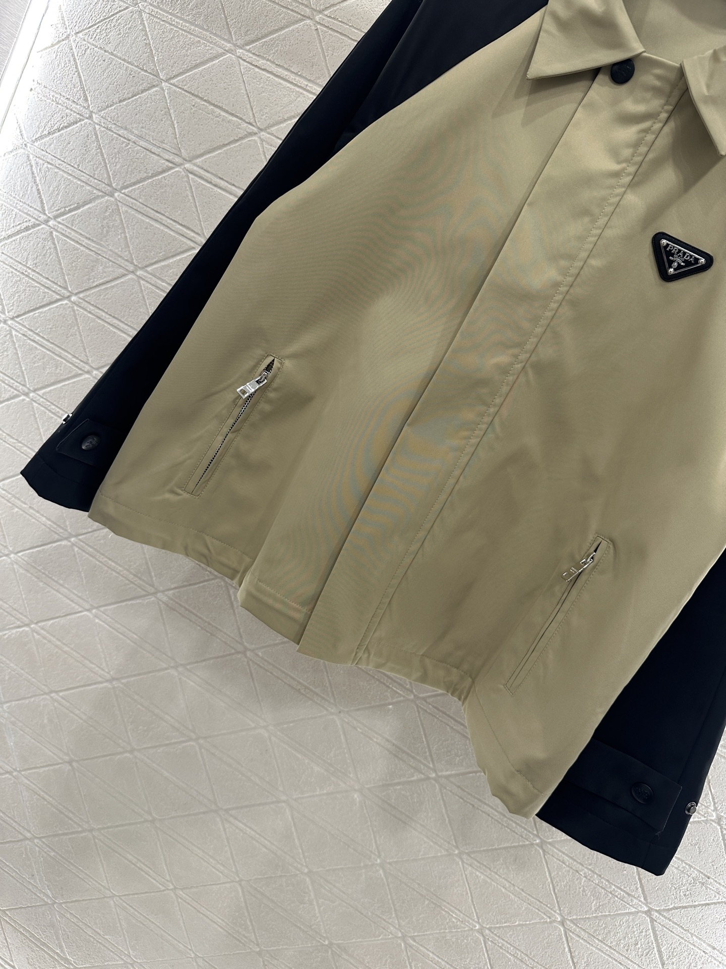 ♥Prad*♥2025新品上架 插肩撞色外套定制YB进口风衣材质，质感光泽，挺括有型，隐藏式拉链外套版型