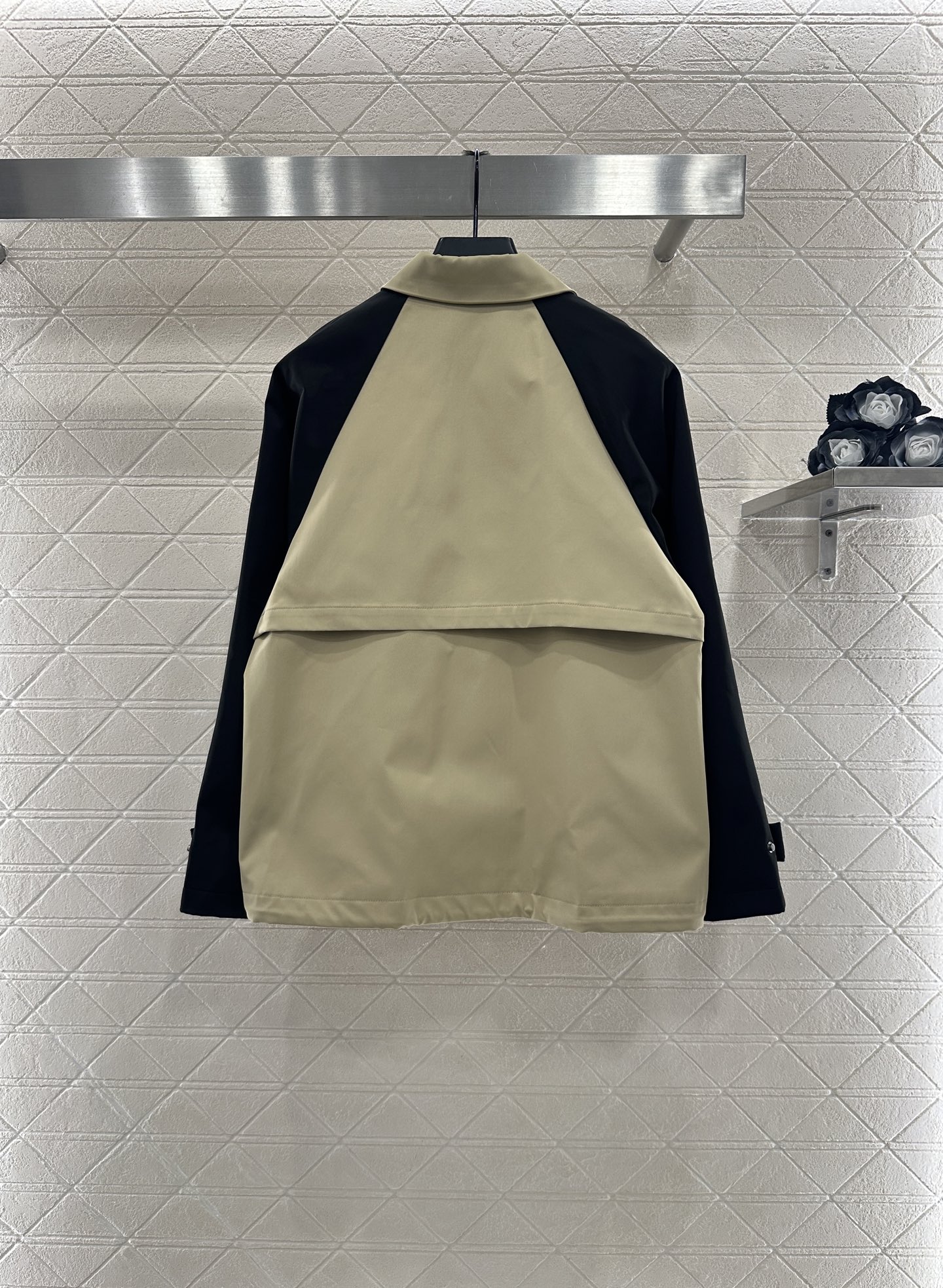 ♥Prad*♥2025新品上架 插肩撞色外套定制YB进口风衣材质，质感光泽，挺括有型，隐藏式拉链外套版型