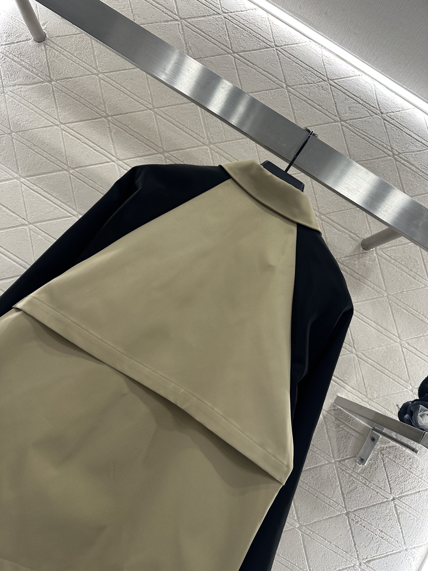 ♥Prad*♥2025新品上架 插肩撞色外套定制YB进口风衣材质，质感光泽，挺括有型，隐藏式拉链外套版型