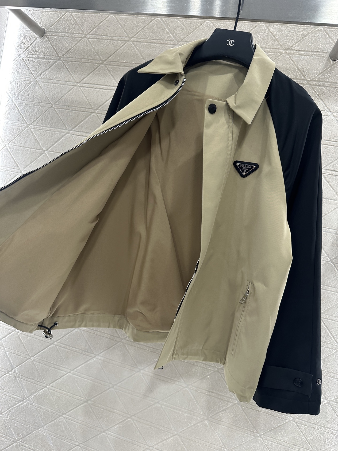 ♥Prad*♥2025新品上架 插肩撞色外套定制YB进口风衣材质，质感光泽，挺括有型，隐藏式拉链外套版型