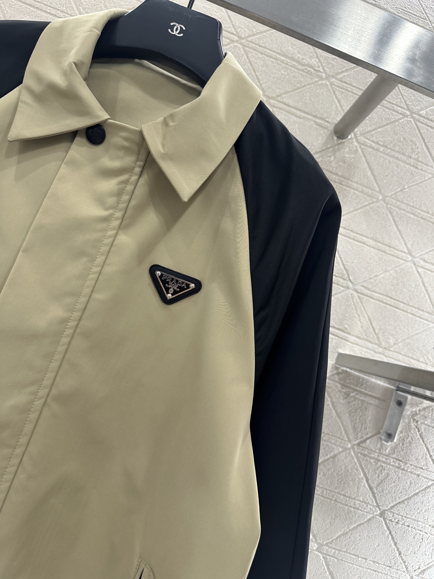 ♥Prad*♥2025新品上架 插肩撞色外套定制YB进口风衣材质，质感光泽，挺括有型，隐藏式拉链外套版型