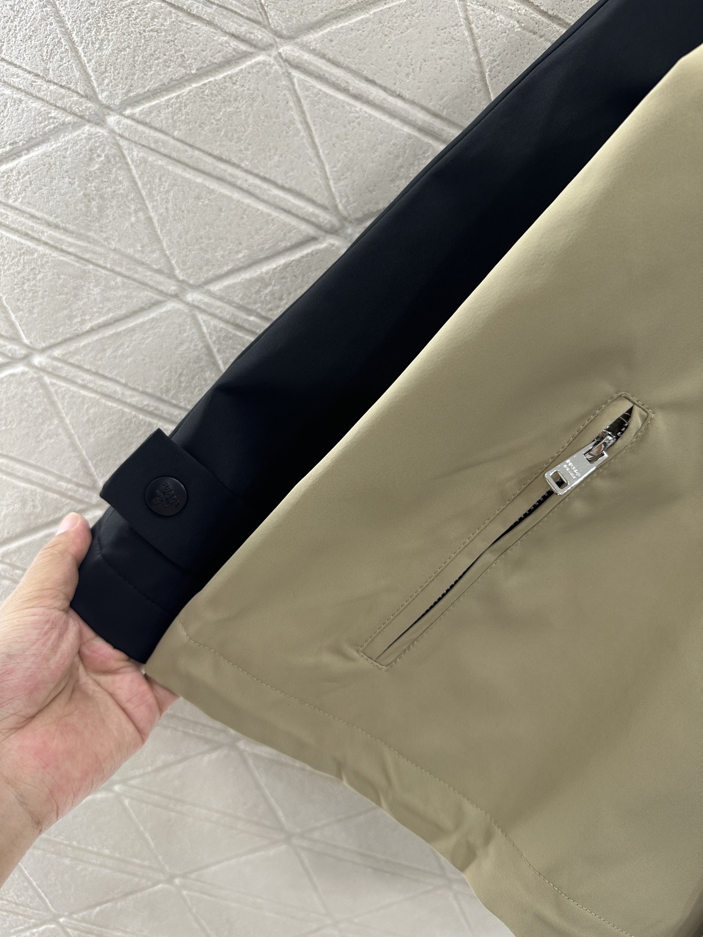 ♥Prad*♥2025新品上架 插肩撞色外套定制YB进口风衣材质，质感光泽，挺括有型，隐藏式拉链外套版型