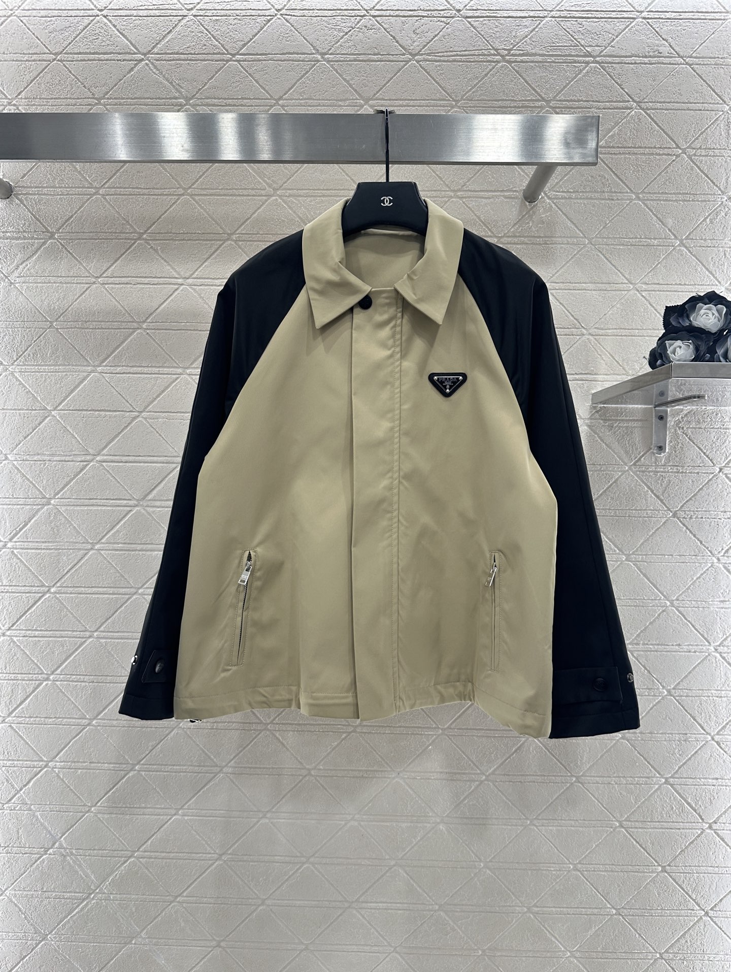 ♥Prad*♥2025新品上架 插肩撞色外套定制YB进口风衣材质，质感光泽，挺括有型，隐藏式拉链外套版型