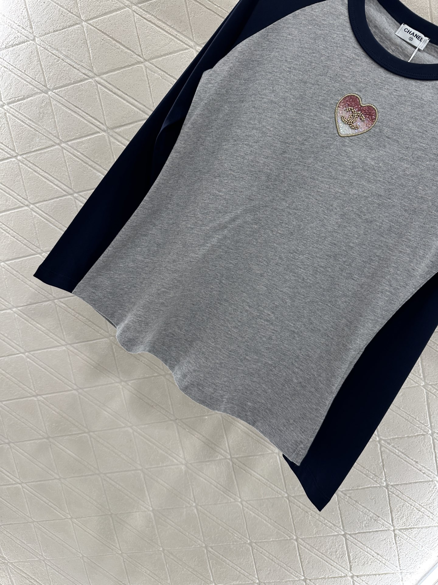 ♥Chane*♥2025新品上架 圆领插肩钉珠亮片长袖定制YB原生全棉材质，透气舒适，质感十足，常规长袖