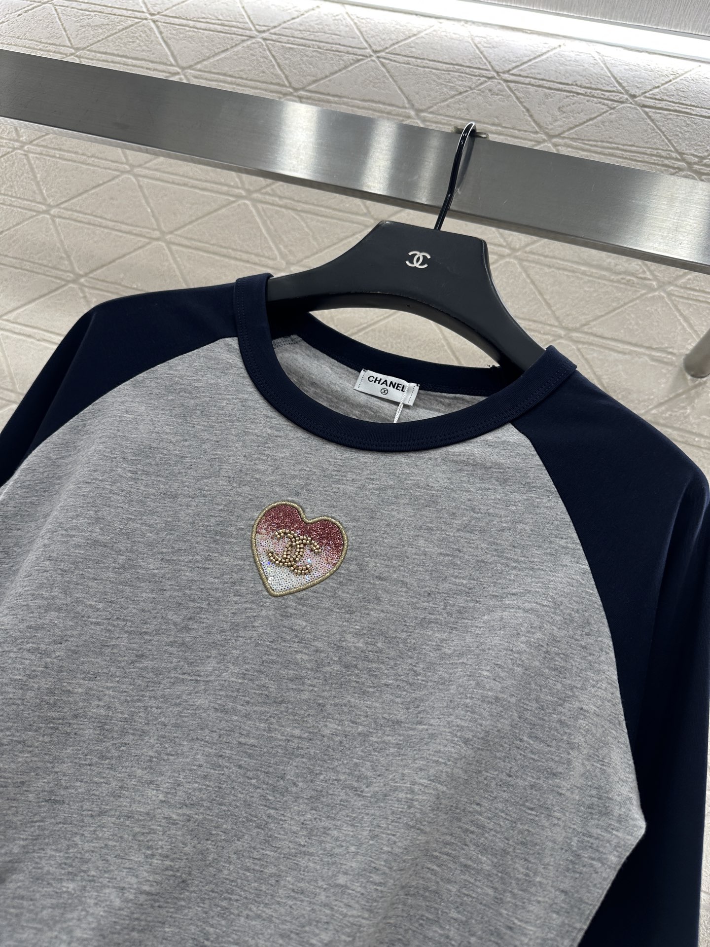 ♥Chane*♥2025新品上架 圆领插肩钉珠亮片长袖定制YB原生全棉材质，透气舒适，质感十足，常规长袖