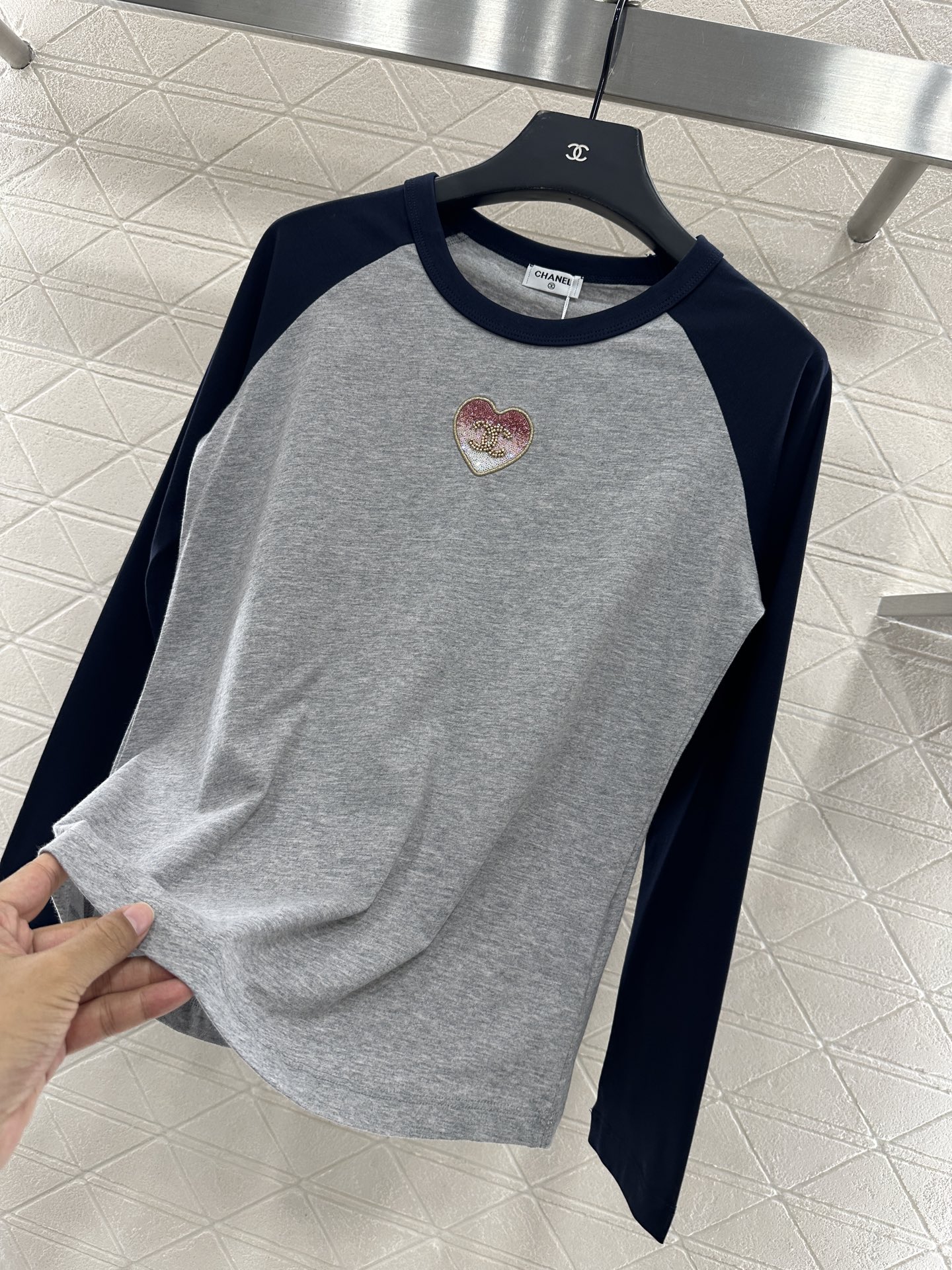 ♥Chane*♥2025新品上架 圆领插肩钉珠亮片长袖定制YB原生全棉材质，透气舒适，质感十足，常规长袖