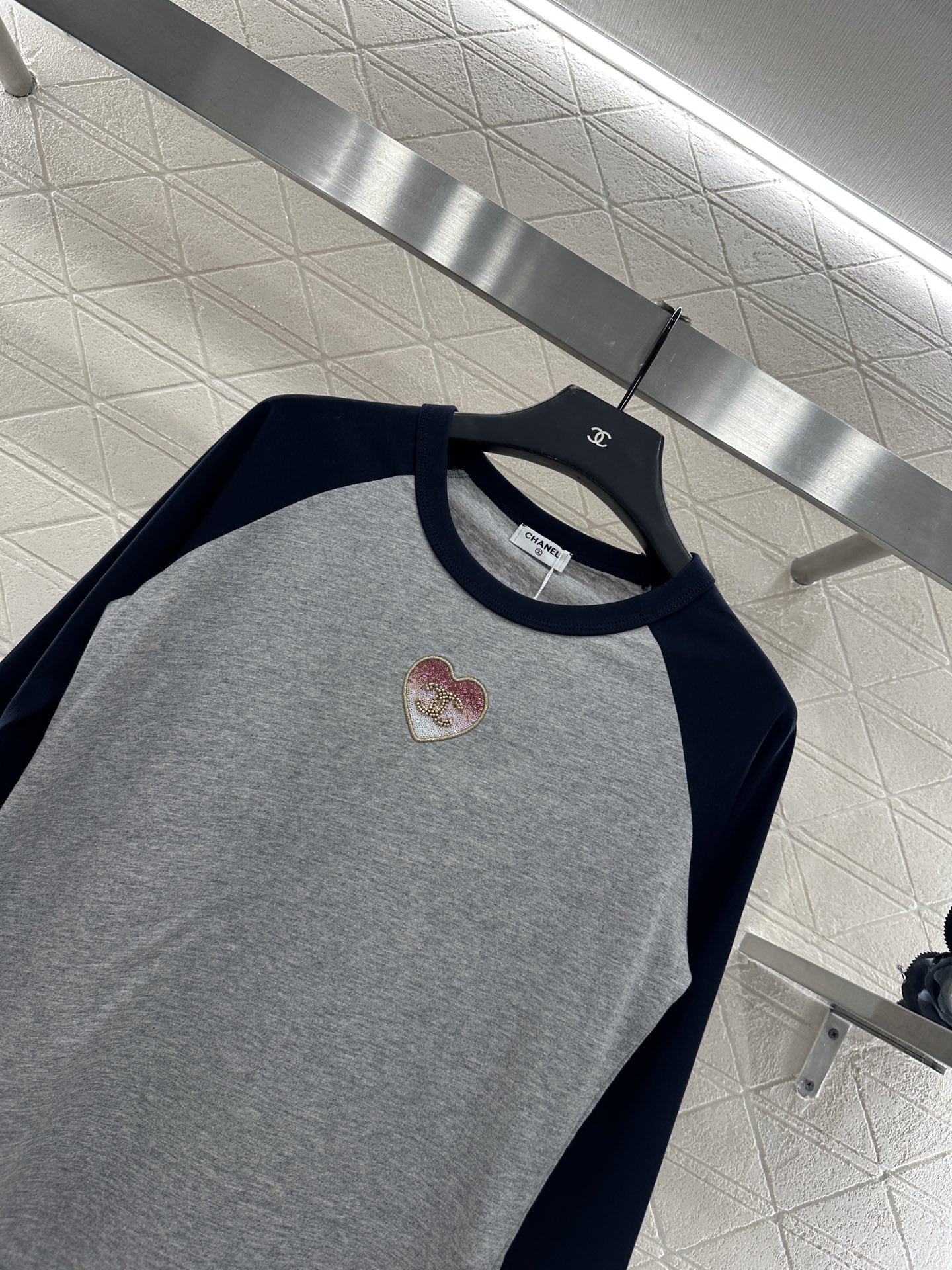 ♥Chane*♥2025新品上架 圆领插肩钉珠亮片长袖定制YB原生全棉材质，透气舒适，质感十足，常规长袖