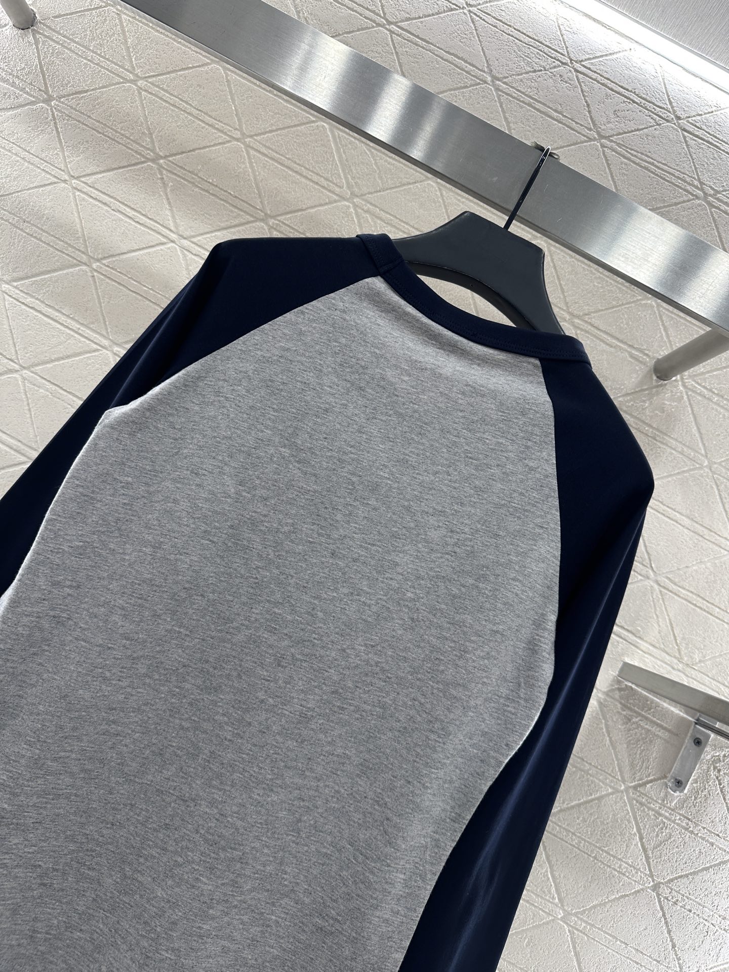 ♥Chane*♥2025新品上架 圆领插肩钉珠亮片长袖定制YB原生全棉材质，透气舒适，质感十足，常规长袖