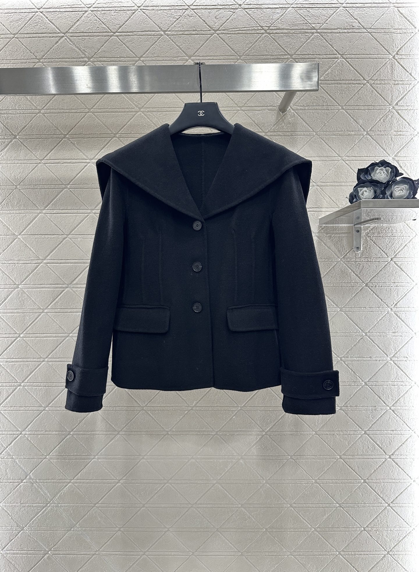 Veste Dior en laine avec grand col, élégante et confortable pour femme