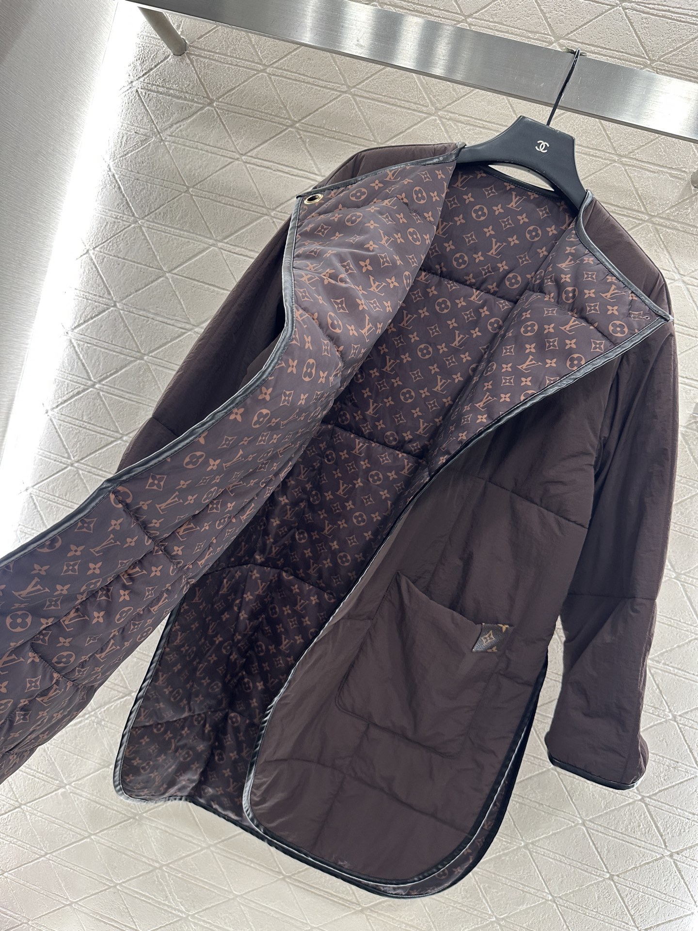 ♥LOuis vuitto*♥2025新品上架 圆领斜襟中长棉服外套定制YB防风防水尼龙材质,羽绒棉填充