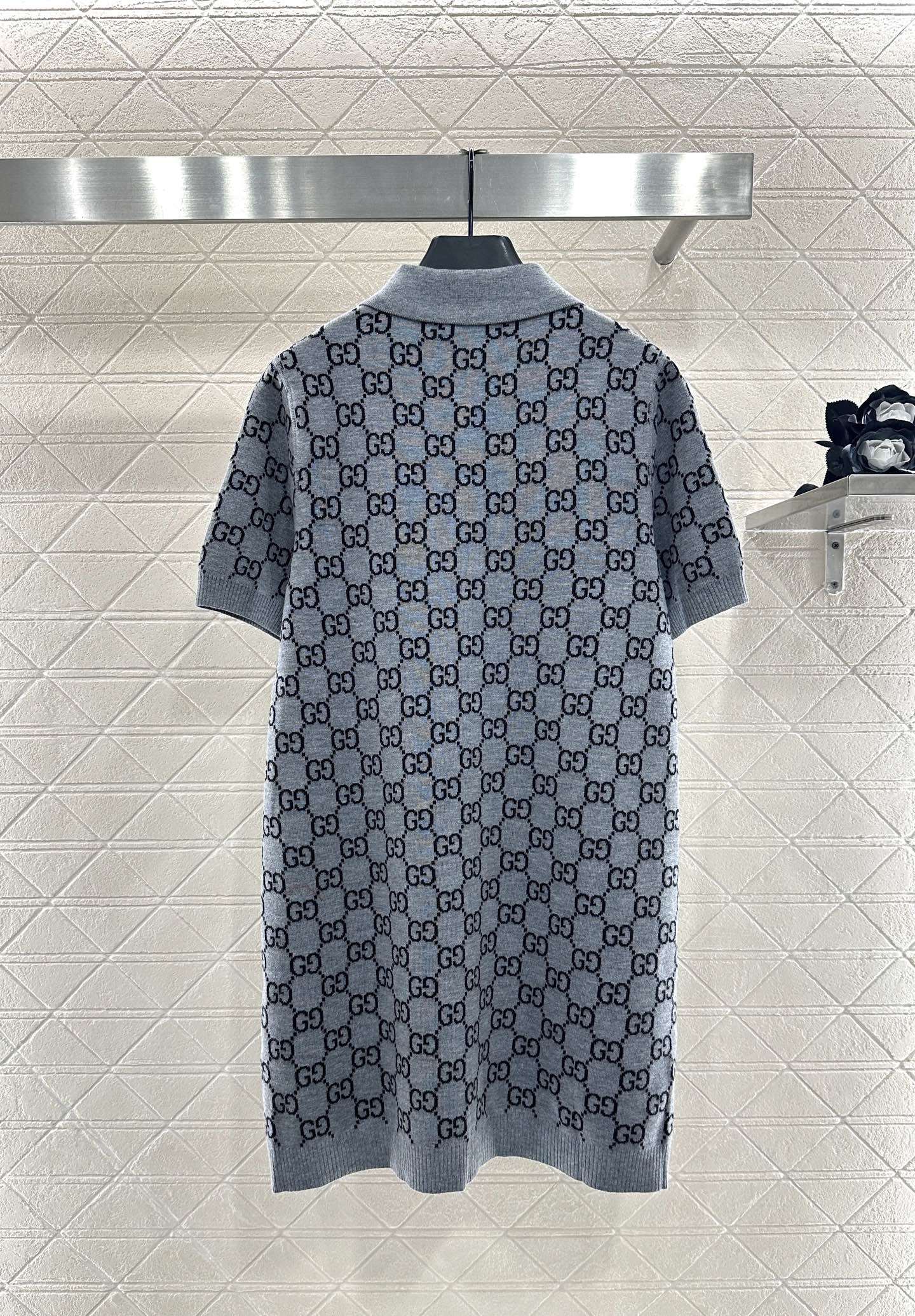 ♥Gucc*♥2025新品上架 提花针织短袖连衣裙定制YB羊毛纱线织造，质感上乘，穿搭舒适，翻领针织短袖