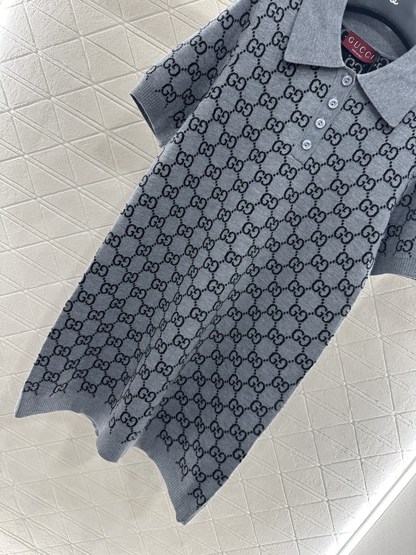 ♥Gucc*♥2025新品上架 提花针织短袖连衣裙定制YB羊毛纱线织造，质感上乘，穿搭舒适，翻领针织短袖