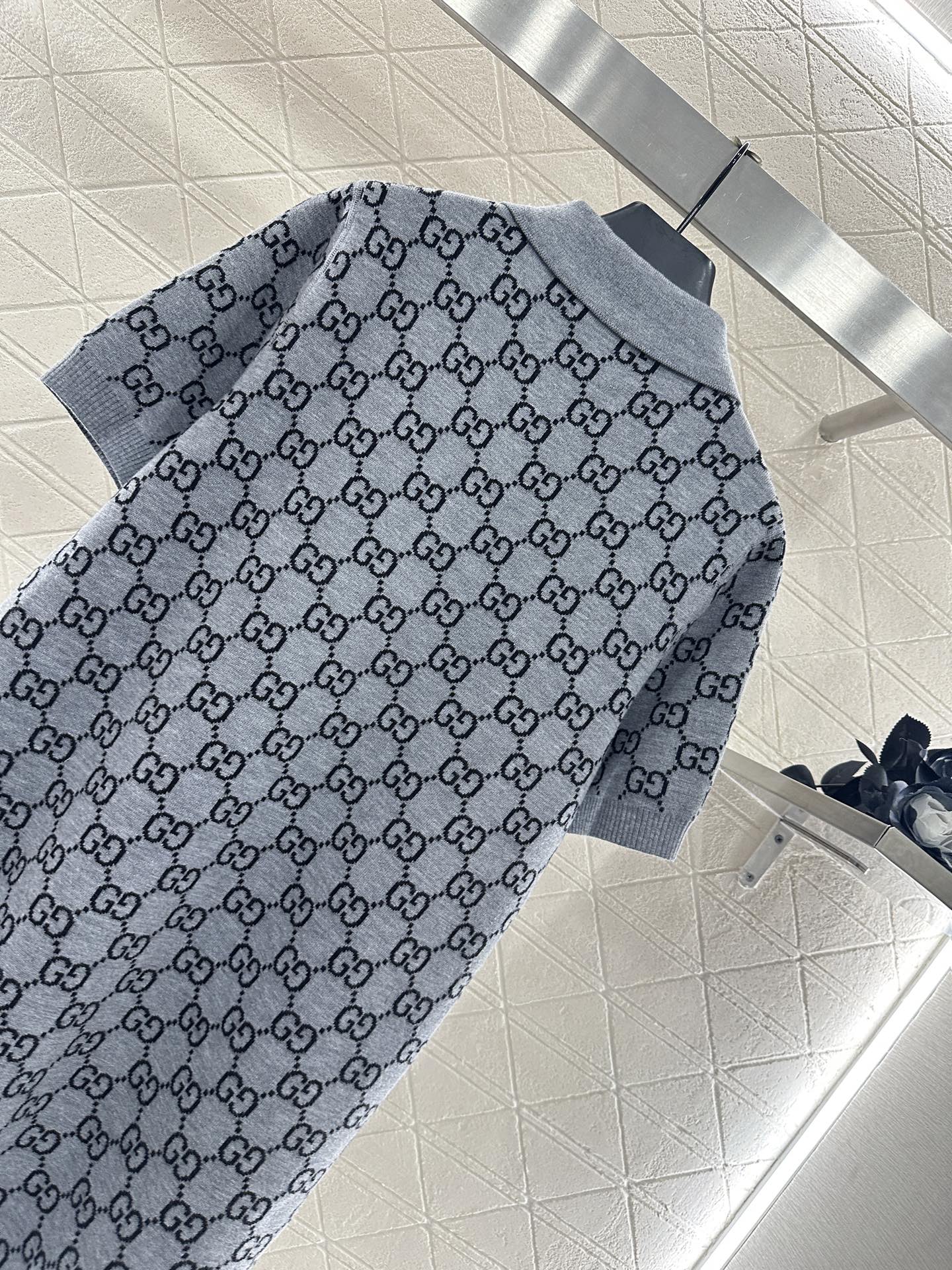 ♥Gucc*♥2025新品上架 提花针织短袖连衣裙定制YB羊毛纱线织造，质感上乘，穿搭舒适，翻领针织短袖