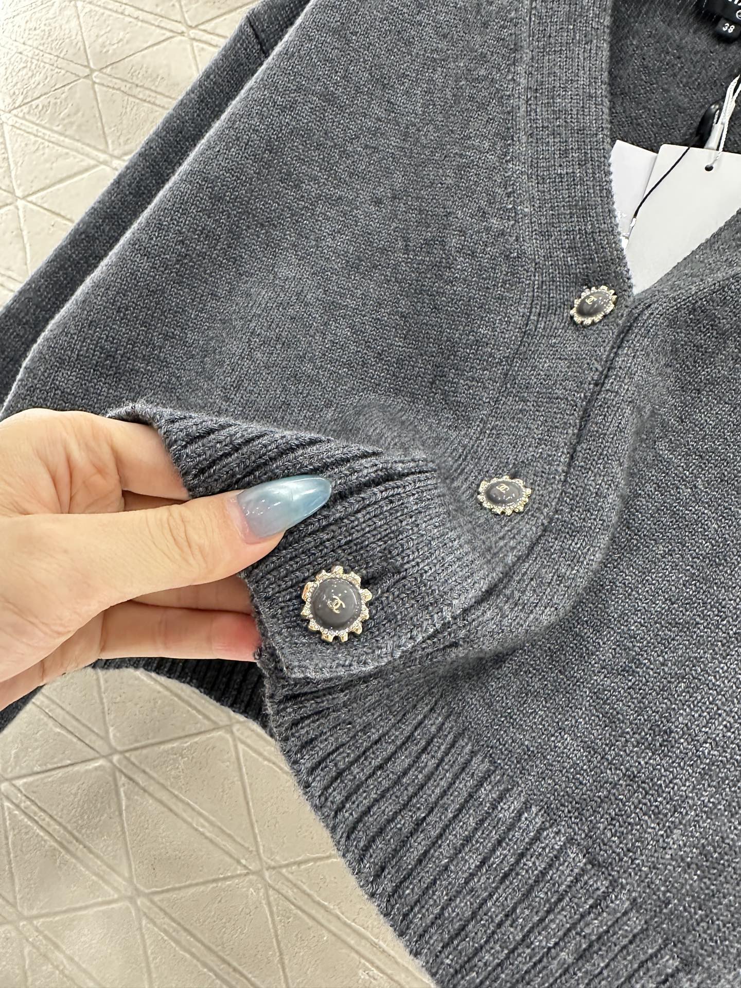 ♥Chane*♥2025新品上架 双C爱心字母针织开衫定制YB羊毛纱线织造，质感细腻，舒适好穿，V领短款