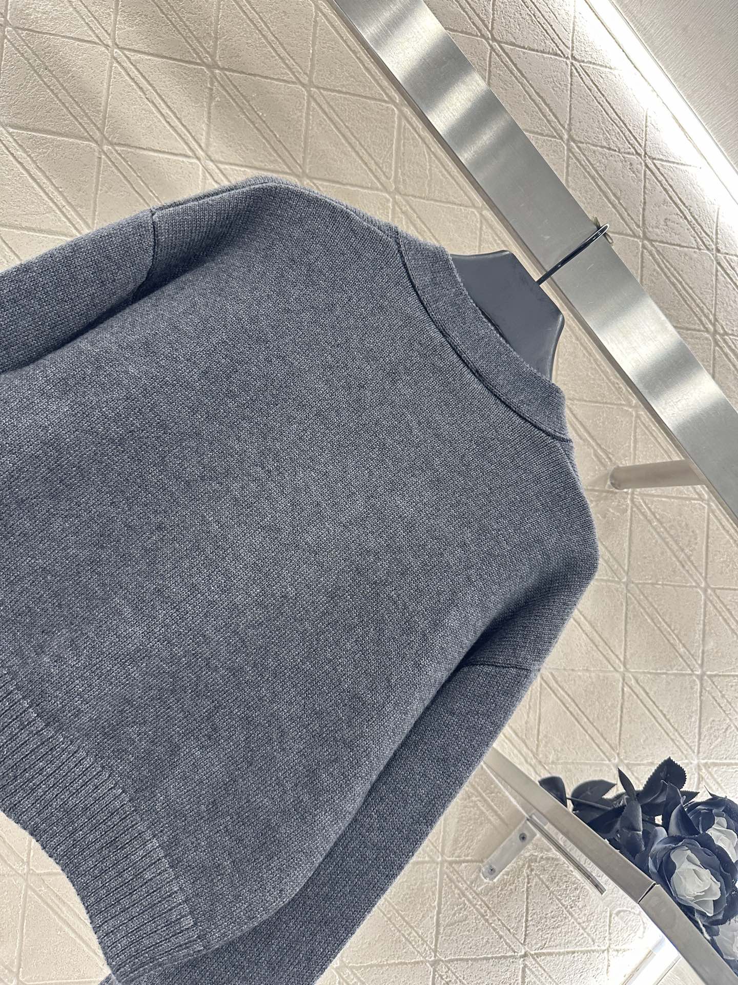 ♥Chane*♥2025新品上架 双C爱心字母针织开衫定制YB羊毛纱线织造，质感细腻，舒适好穿，V领短款