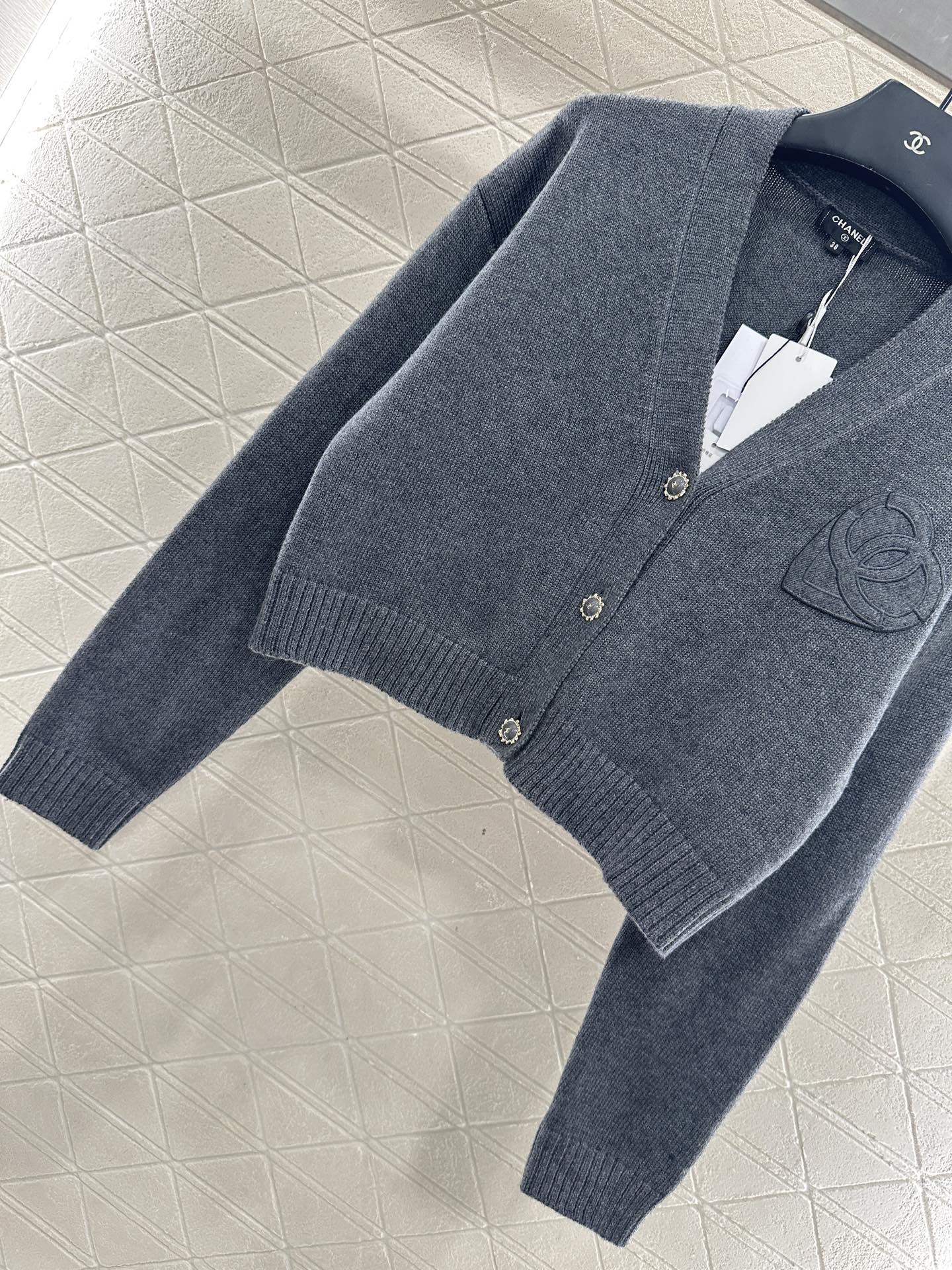 ♥Chane*♥2025新品上架 双C爱心字母针织开衫定制YB羊毛纱线织造，质感细腻，舒适好穿，V领短款