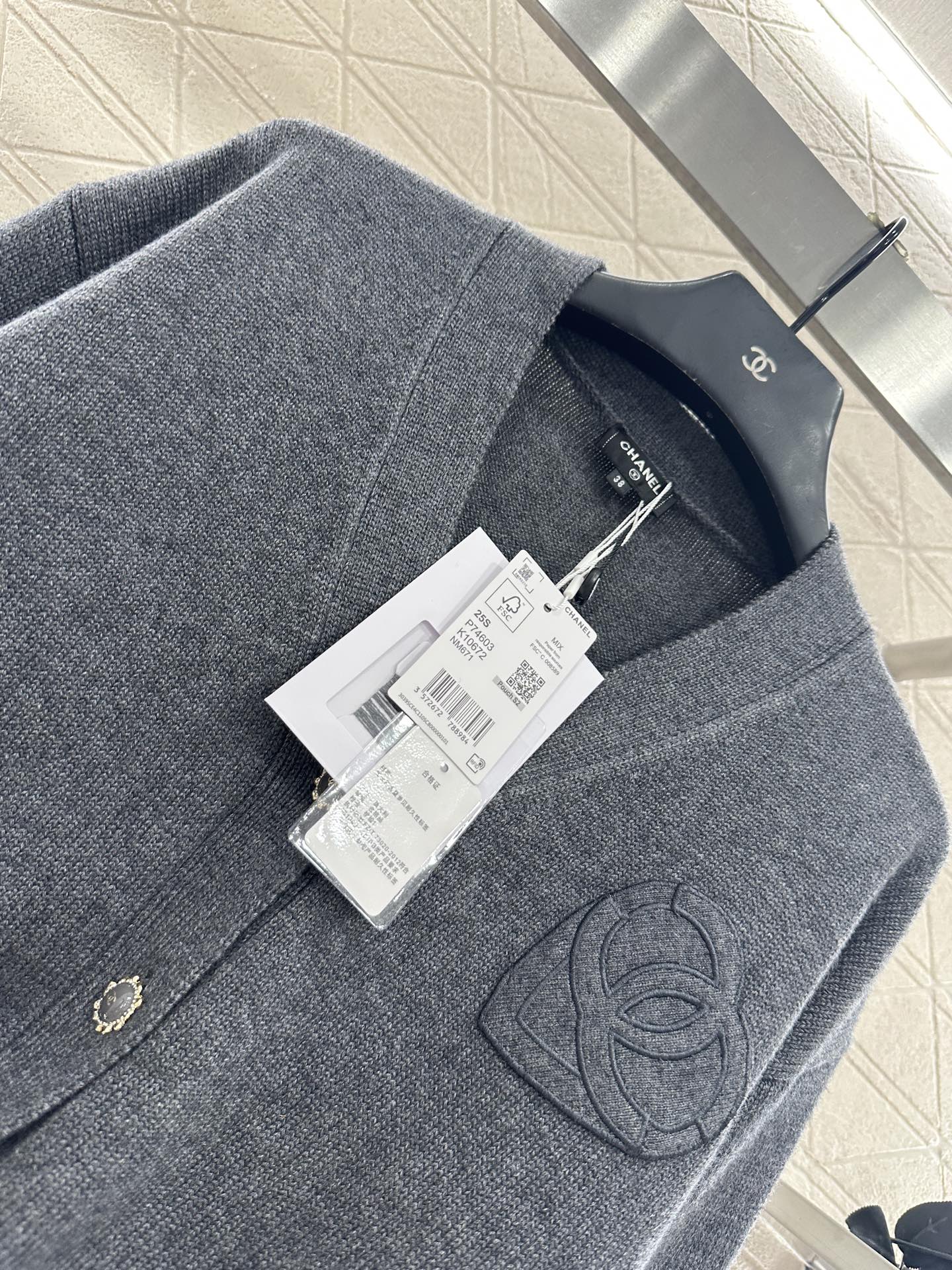 ♥Chane*♥2025新品上架 双C爱心字母针织开衫定制YB羊毛纱线织造，质感细腻，舒适好穿，V领短款