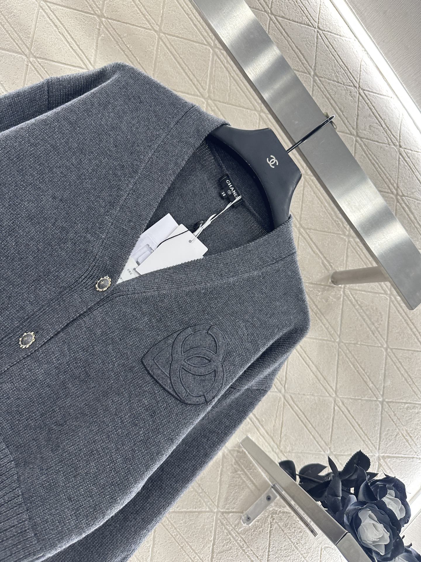 ♥Chane*♥2025新品上架 双C爱心字母针织开衫定制YB羊毛纱线织造，质感细腻，舒适好穿，V领短款