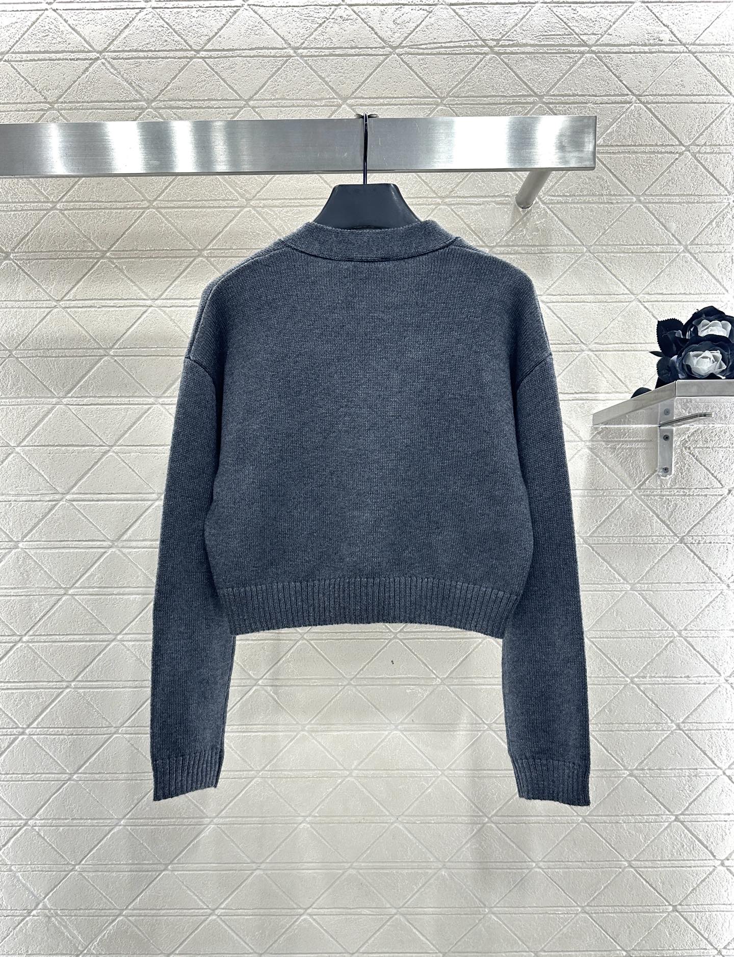 ♥Chane*♥2025新品上架 双C爱心字母针织开衫定制YB羊毛纱线织造，质感细腻，舒适好穿，V领短款