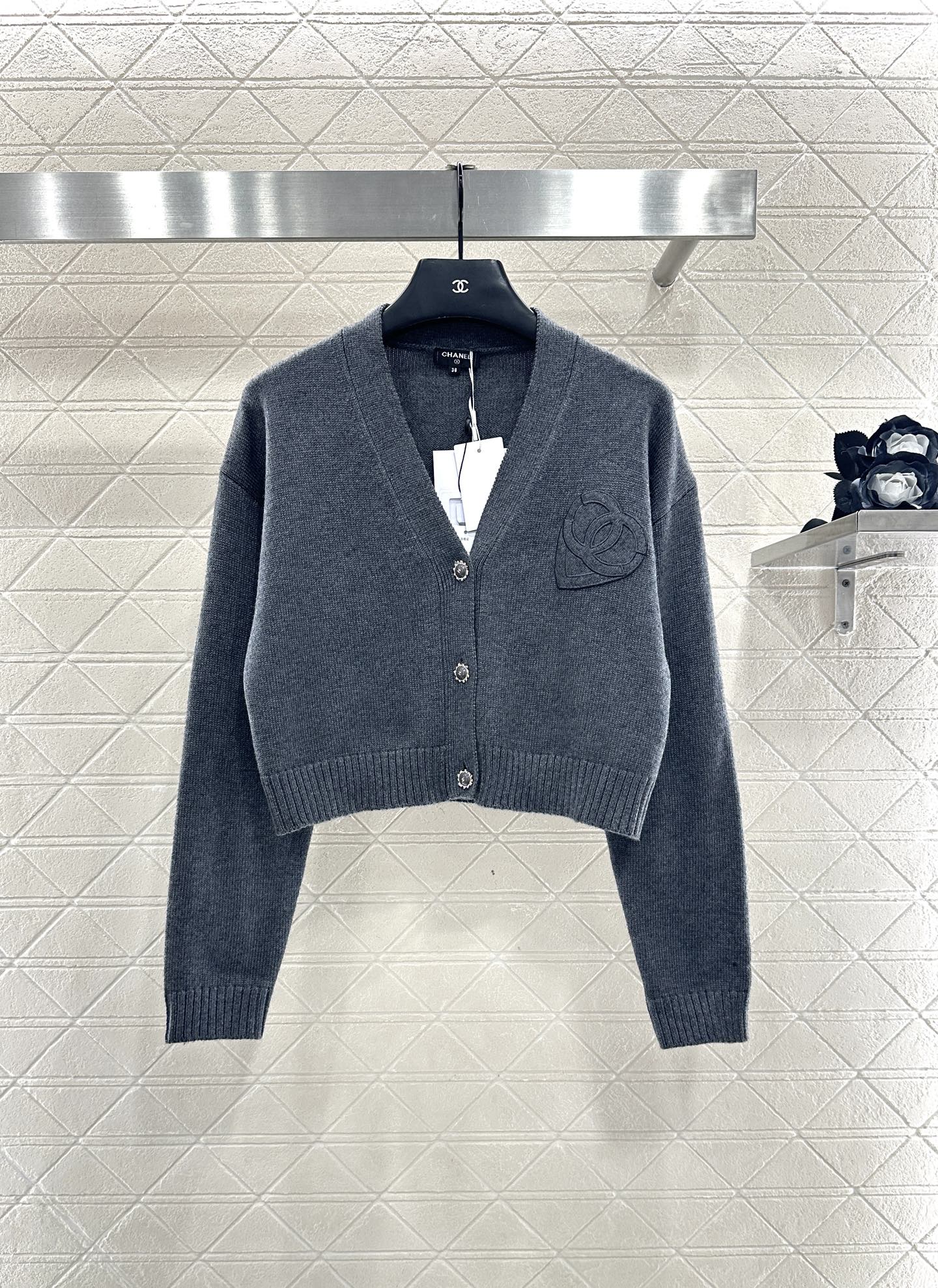 ♥Chane*♥2025新品上架 双C爱心字母针织开衫定制YB羊毛纱线织造，质感细腻，舒适好穿，V领短款