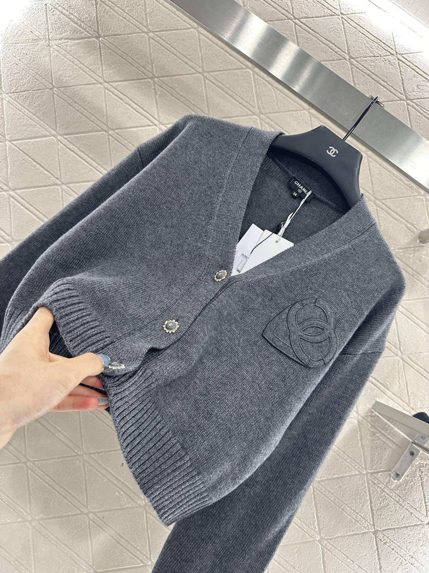 ♥Chane*♥2025新品上架 双C爱心字母针织开衫定制YB羊毛纱线织造，质感细腻，舒适好穿，V领短款