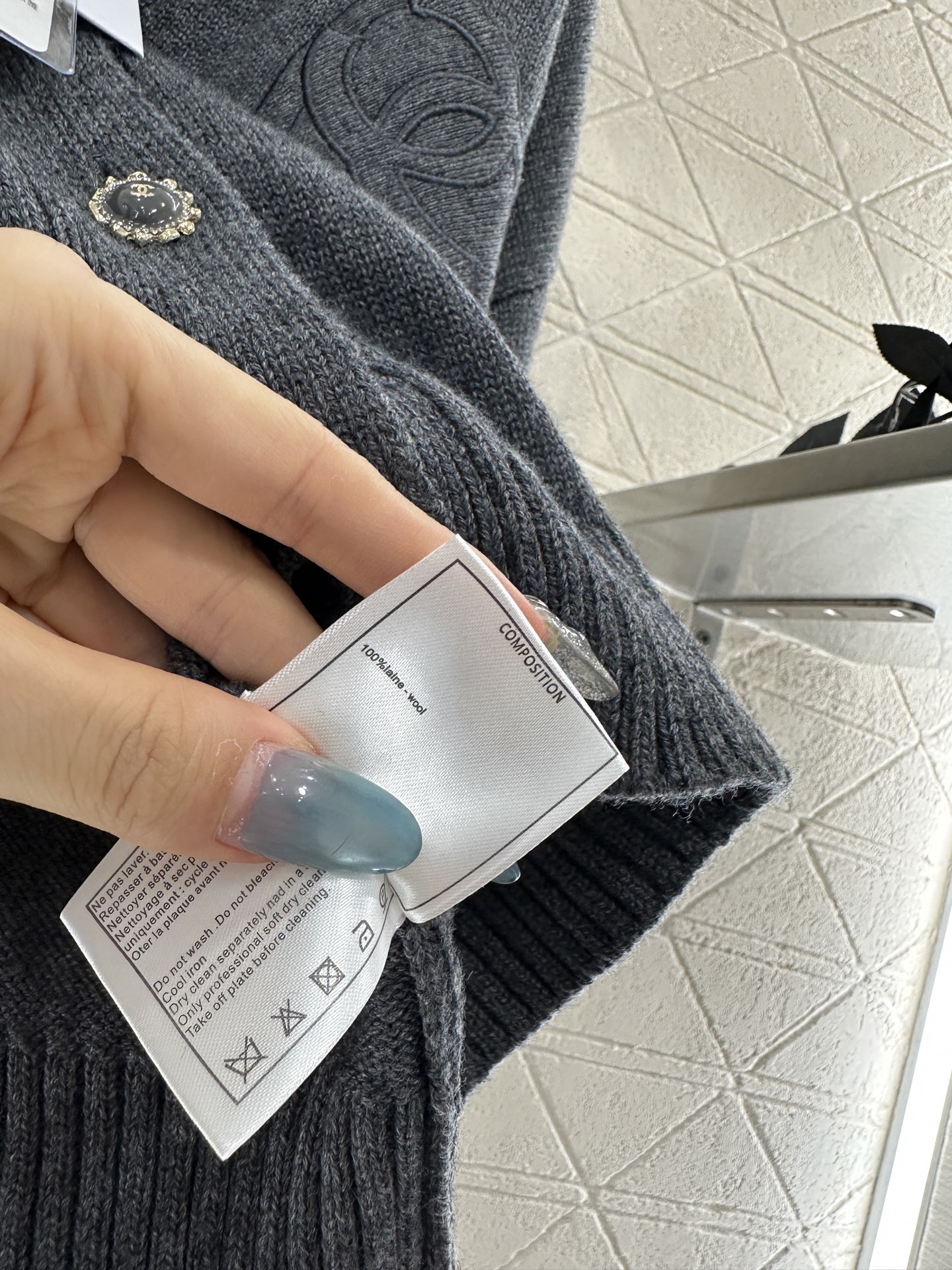 ♥Chane*♥2025新品上架 双C爱心字母针织开衫定制YB羊毛纱线织造，质感细腻，舒适好穿，V领短款