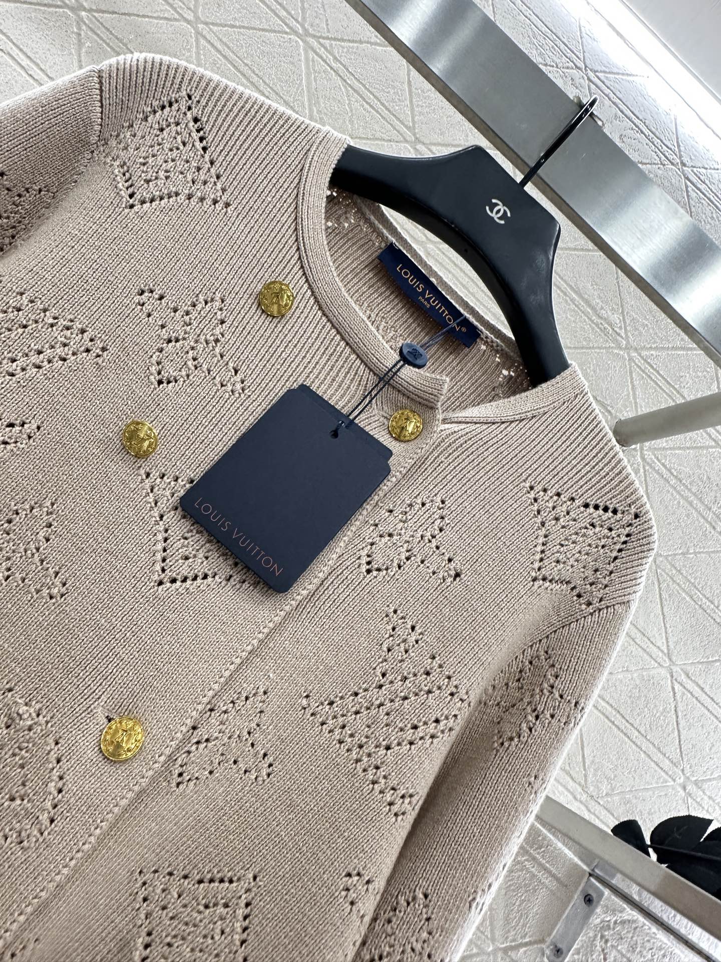 ♥Louis vuitto*♥2025新品上架 镂空针织排扣开衫百褶裙套装定制YB羊毛纱线织造，质感高级