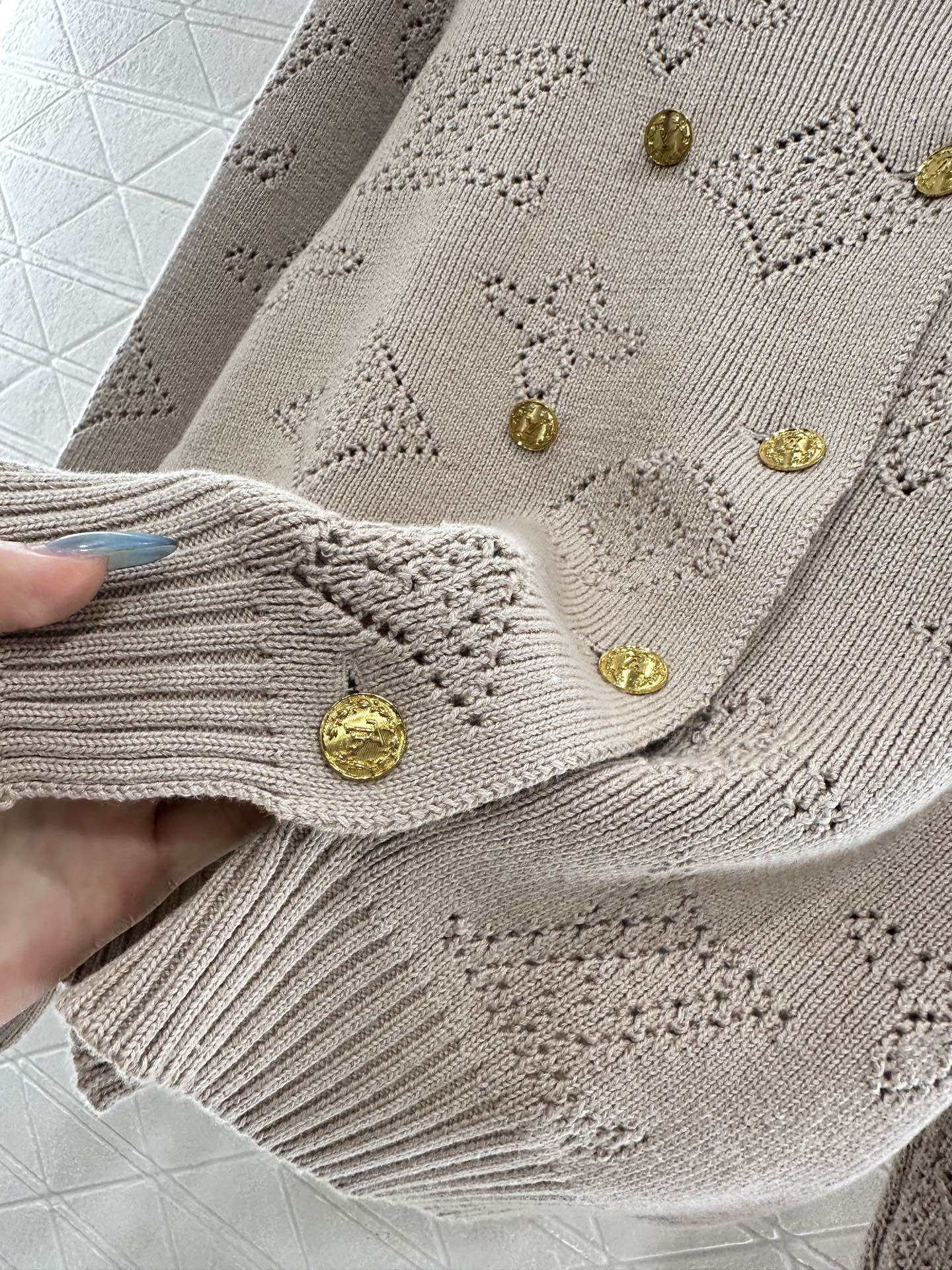 ♥Louis vuitto*♥2025新品上架 镂空针织排扣开衫百褶裙套装定制YB羊毛纱线织造，质感高级