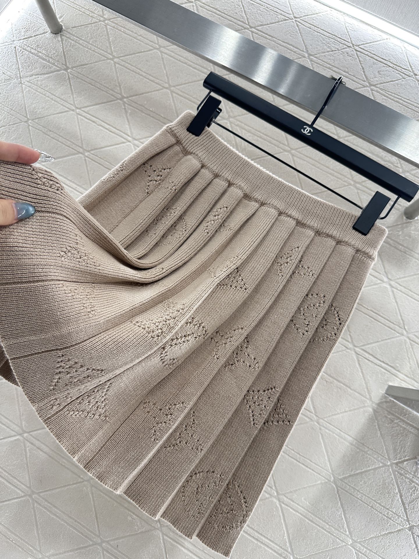 ♥Louis vuitto*♥2025新品上架 镂空针织排扣开衫百褶裙套装定制YB羊毛纱线织造，质感高级