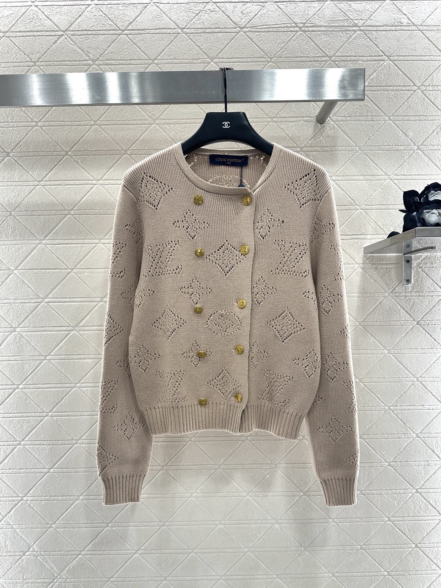 ♥Louis vuitto*♥2025新品上架 镂空针织排扣开衫百褶裙套装定制YB羊毛纱线织造，质感高级