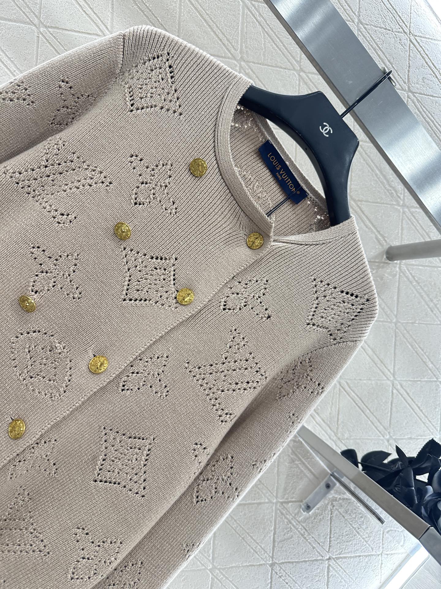 ♥Louis vuitto*♥2025新品上架 镂空针织排扣开衫百褶裙套装定制YB羊毛纱线织造，质感高级