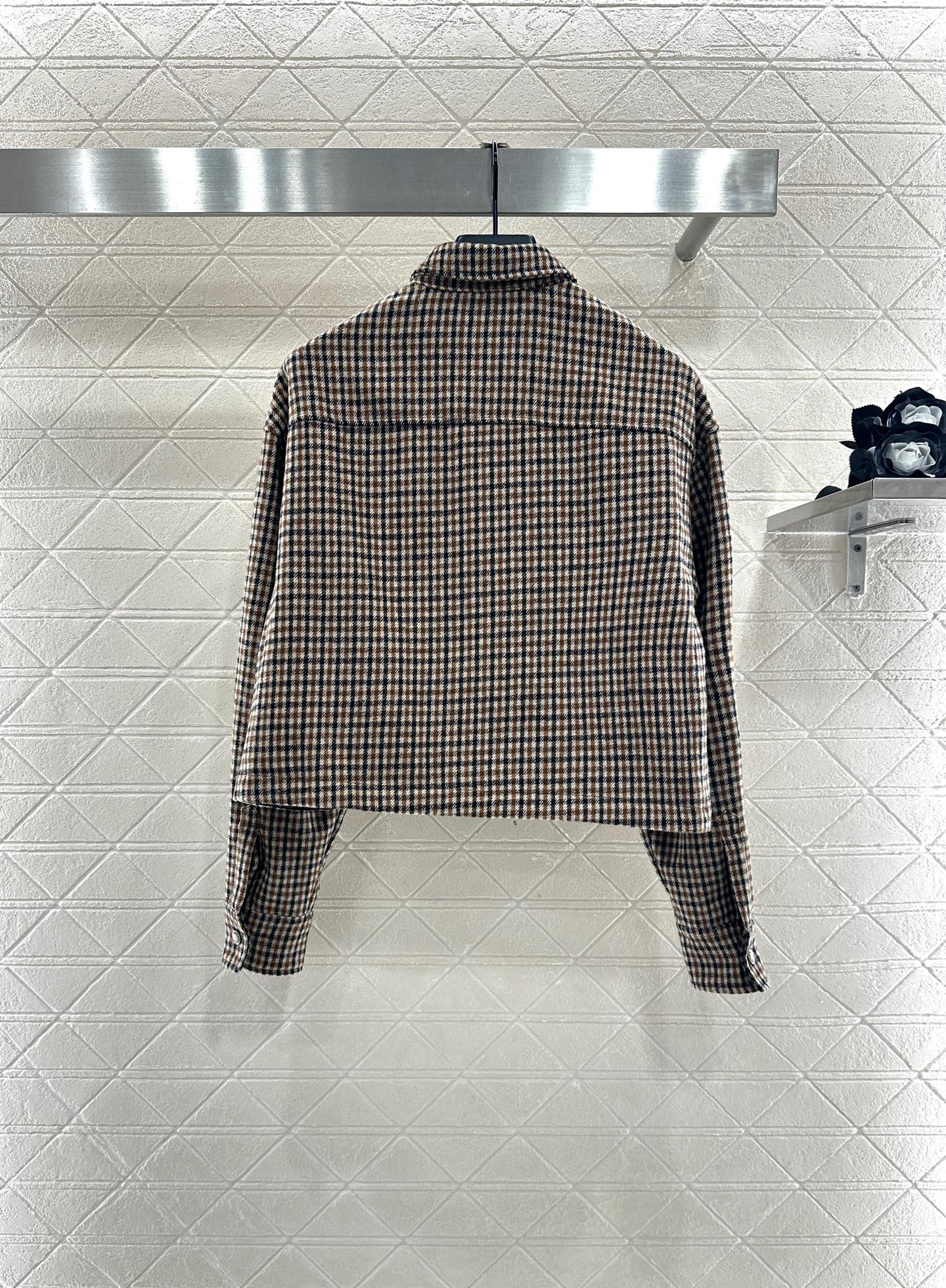 ♥Moncle*♥2025新品上架 格纹翻领衬衣定制YB进口羊毛呢材质，质感光泽，垂顺有型，翻领衬衣版型