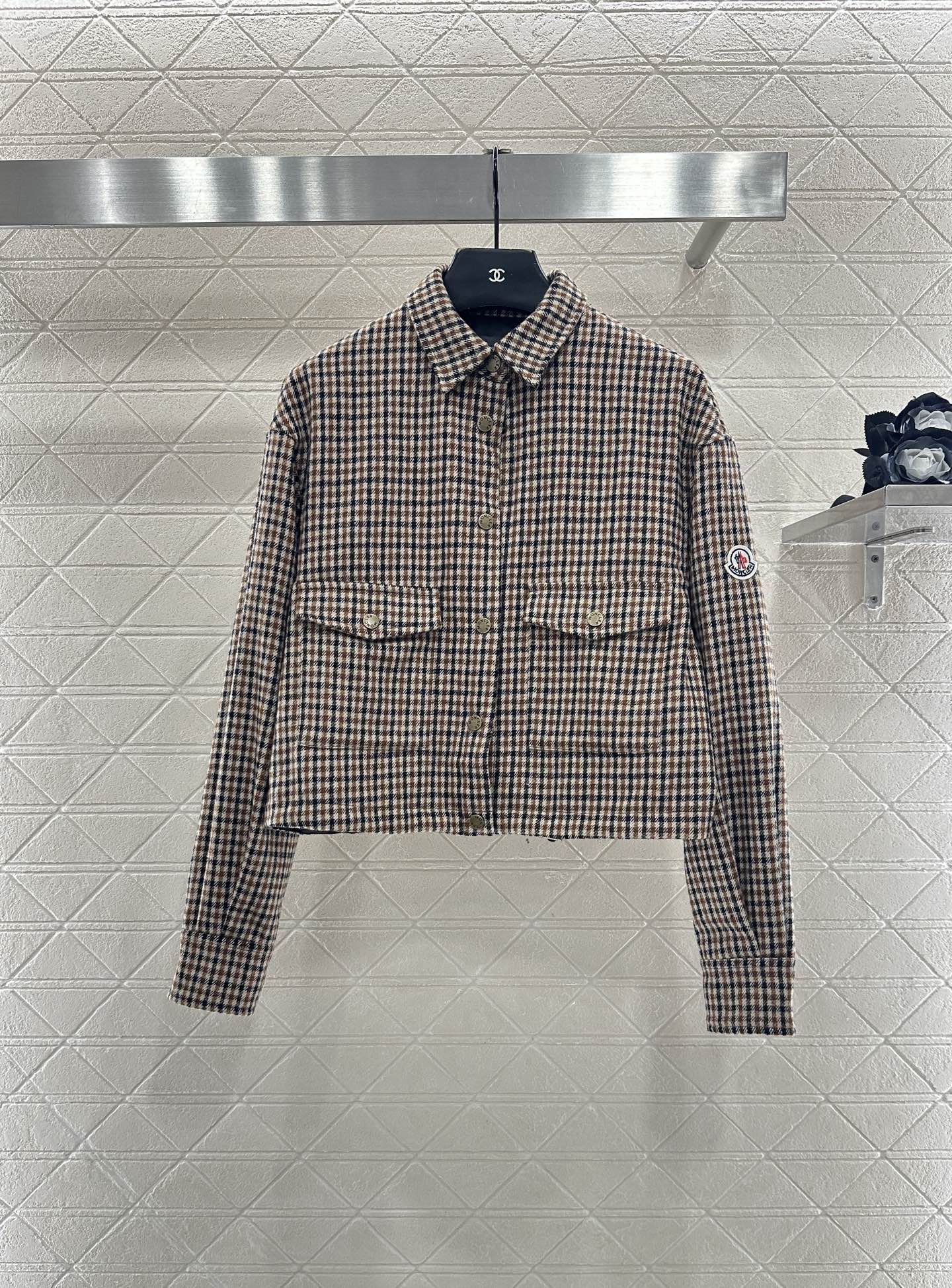 ♥Moncle*♥2025新品上架 格纹翻领衬衣定制YB进口羊毛呢材质，质感光泽，垂顺有型，翻领衬衣版型