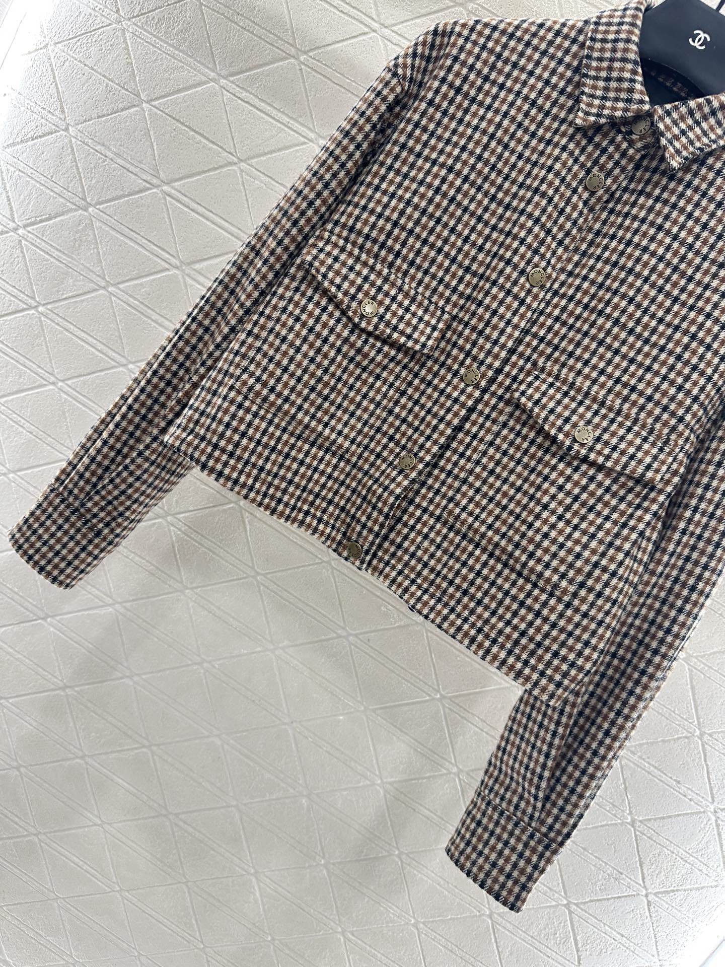 ♥Moncle*♥2025新品上架 格纹翻领衬衣定制YB进口羊毛呢材质，质感光泽，垂顺有型，翻领衬衣版型