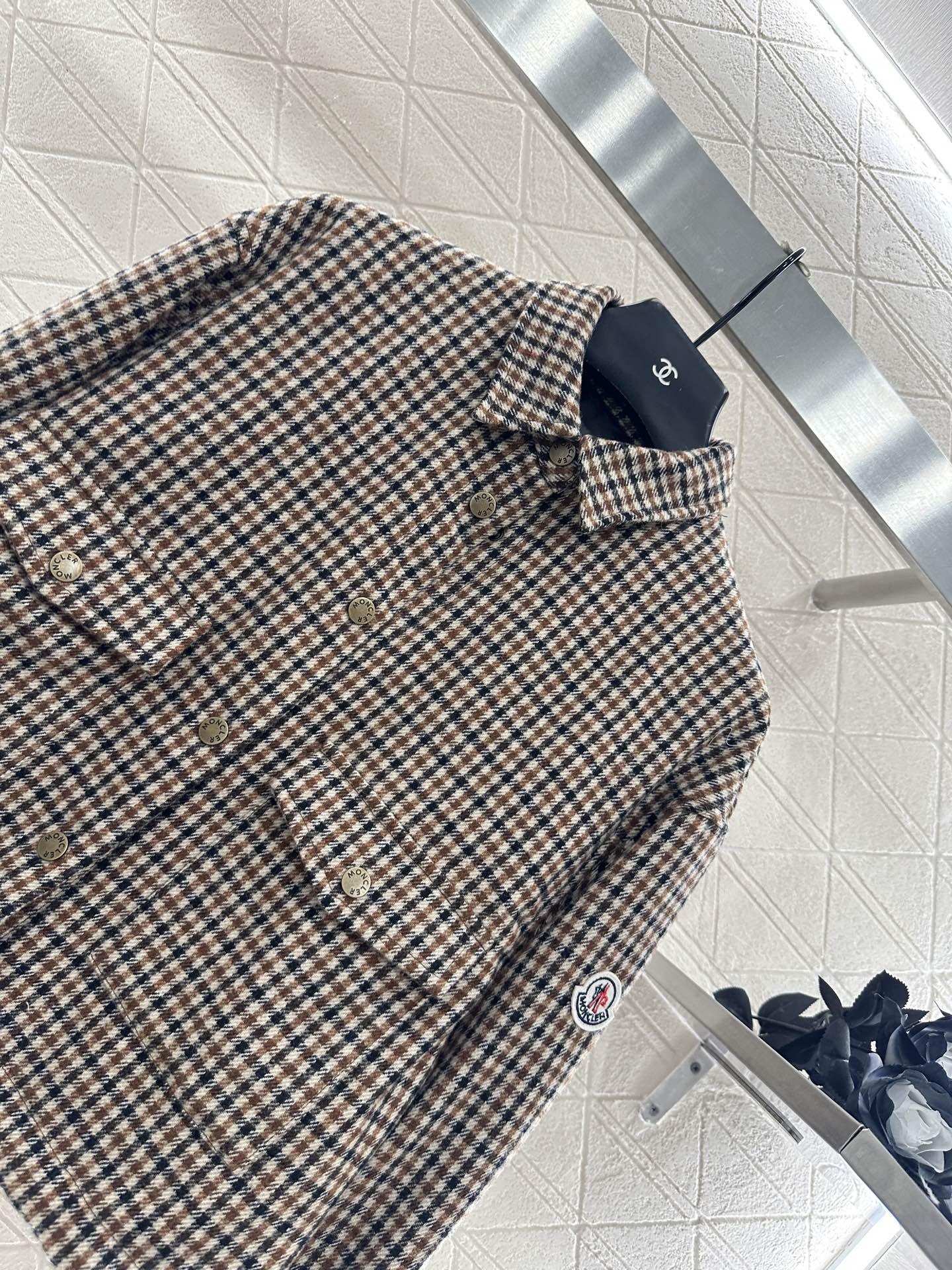 ♥Moncle*♥2025新品上架 格纹翻领衬衣定制YB进口羊毛呢材质，质感光泽，垂顺有型，翻领衬衣版型