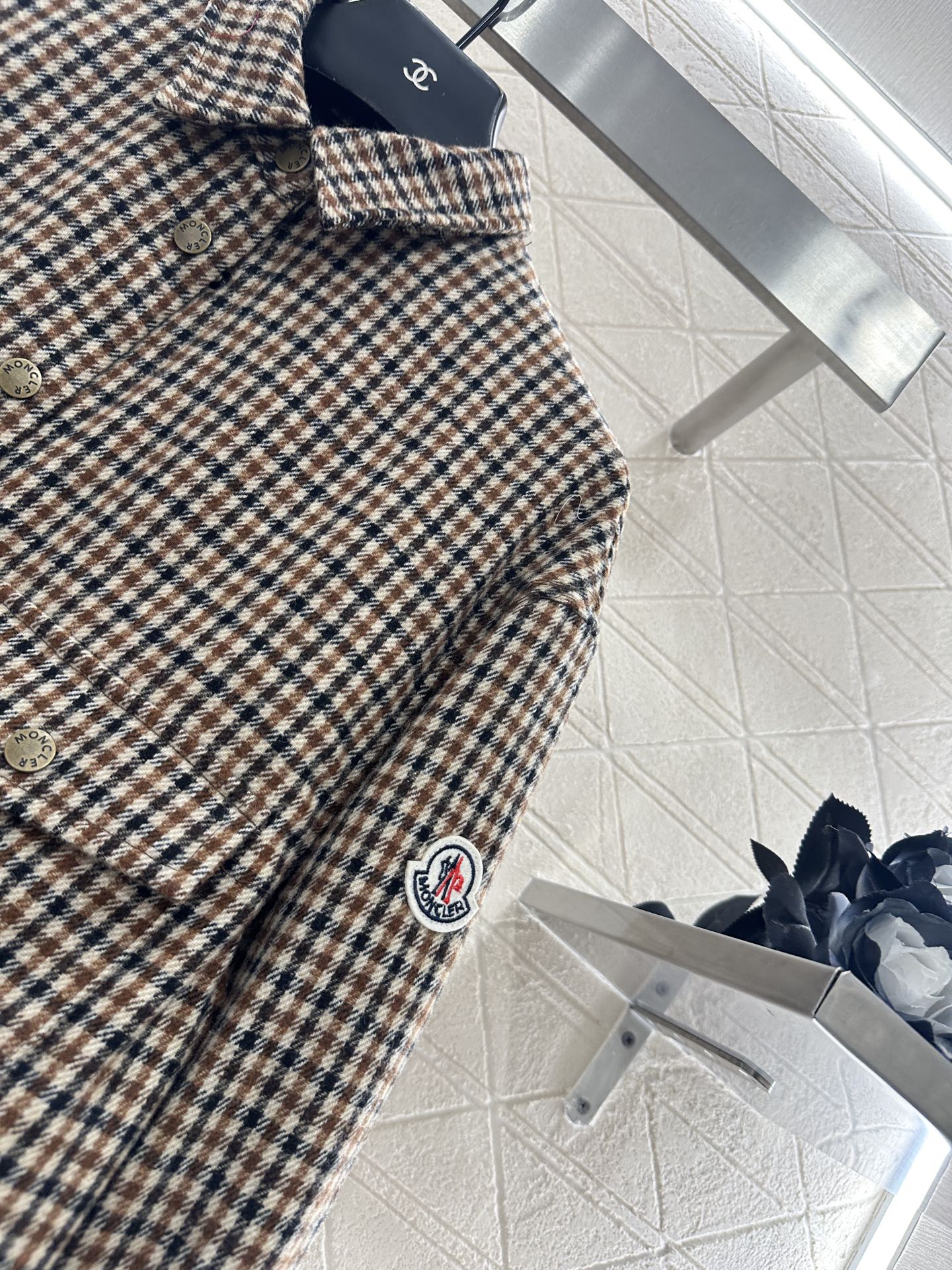 ♥Moncle*♥2025新品上架 格纹翻领衬衣定制YB进口羊毛呢材质，质感光泽，垂顺有型，翻领衬衣版型