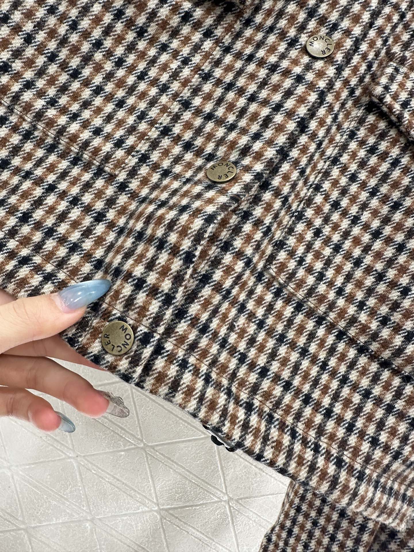 ♥Moncle*♥2025新品上架 格纹翻领衬衣定制YB进口羊毛呢材质，质感光泽，垂顺有型，翻领衬衣版型