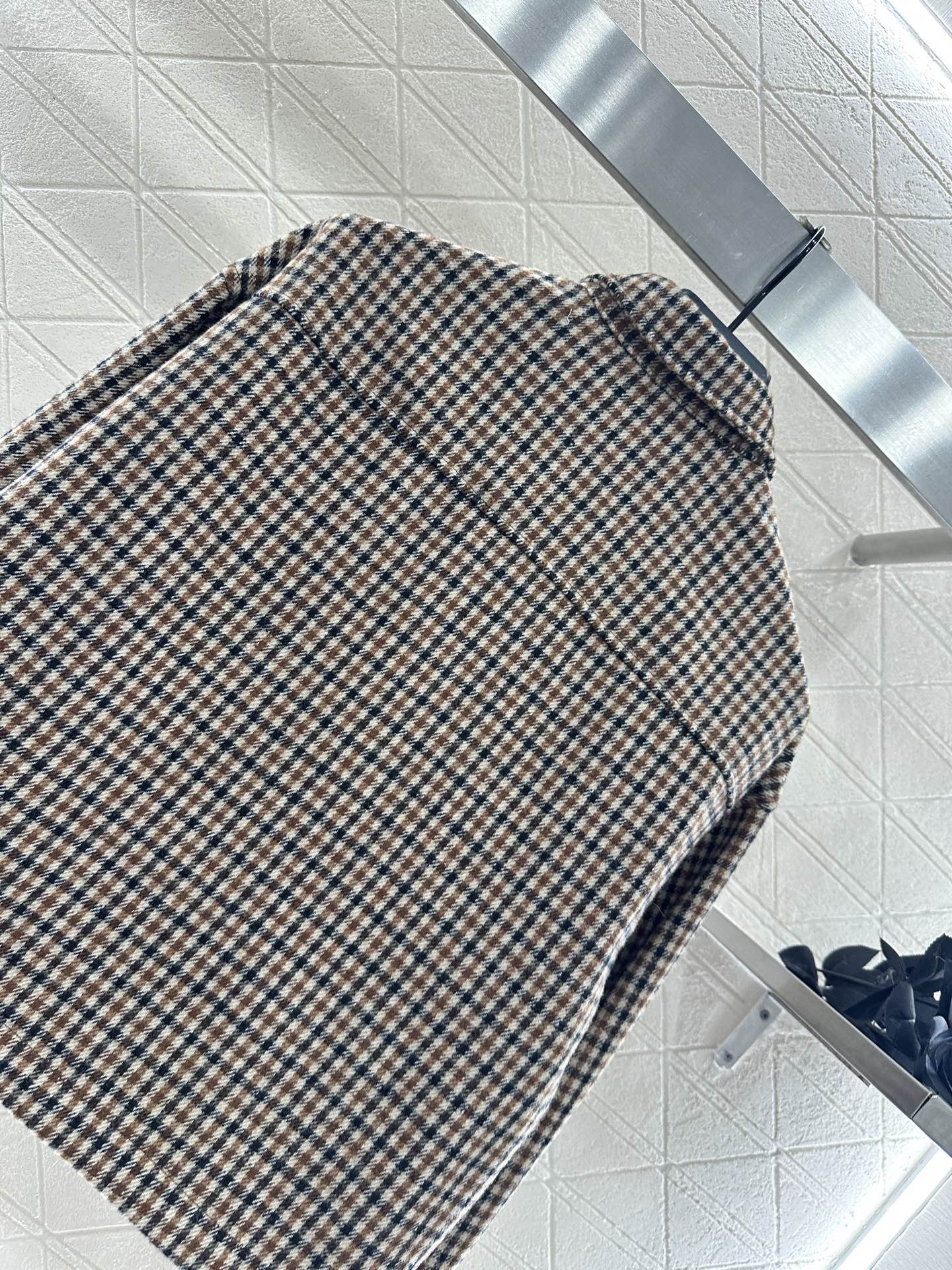 ♥Moncle*♥2025新品上架 格纹翻领衬衣定制YB进口羊毛呢材质，质感光泽，垂顺有型，翻领衬衣版型