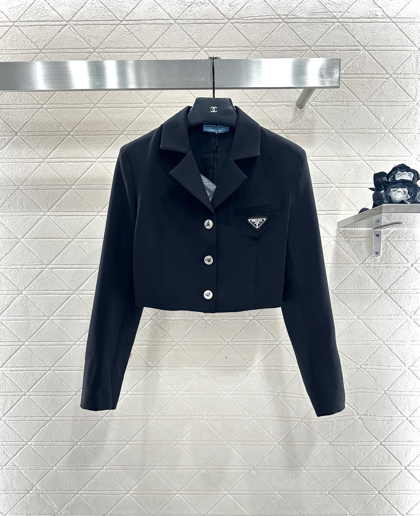 Prada Ensemble Tailleur et Jupe Plissée : Élégance et Raffinement