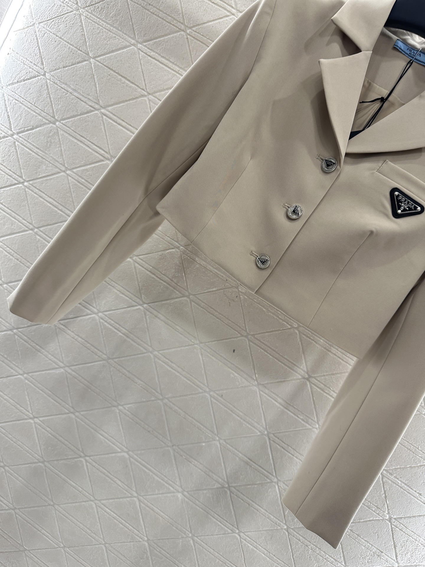 ♥Prad*♥2025新品上架 翻领西装百褶半裙套装定制YB进口西装材质，质感上乘，裁剪垂顺流畅，枪驳式