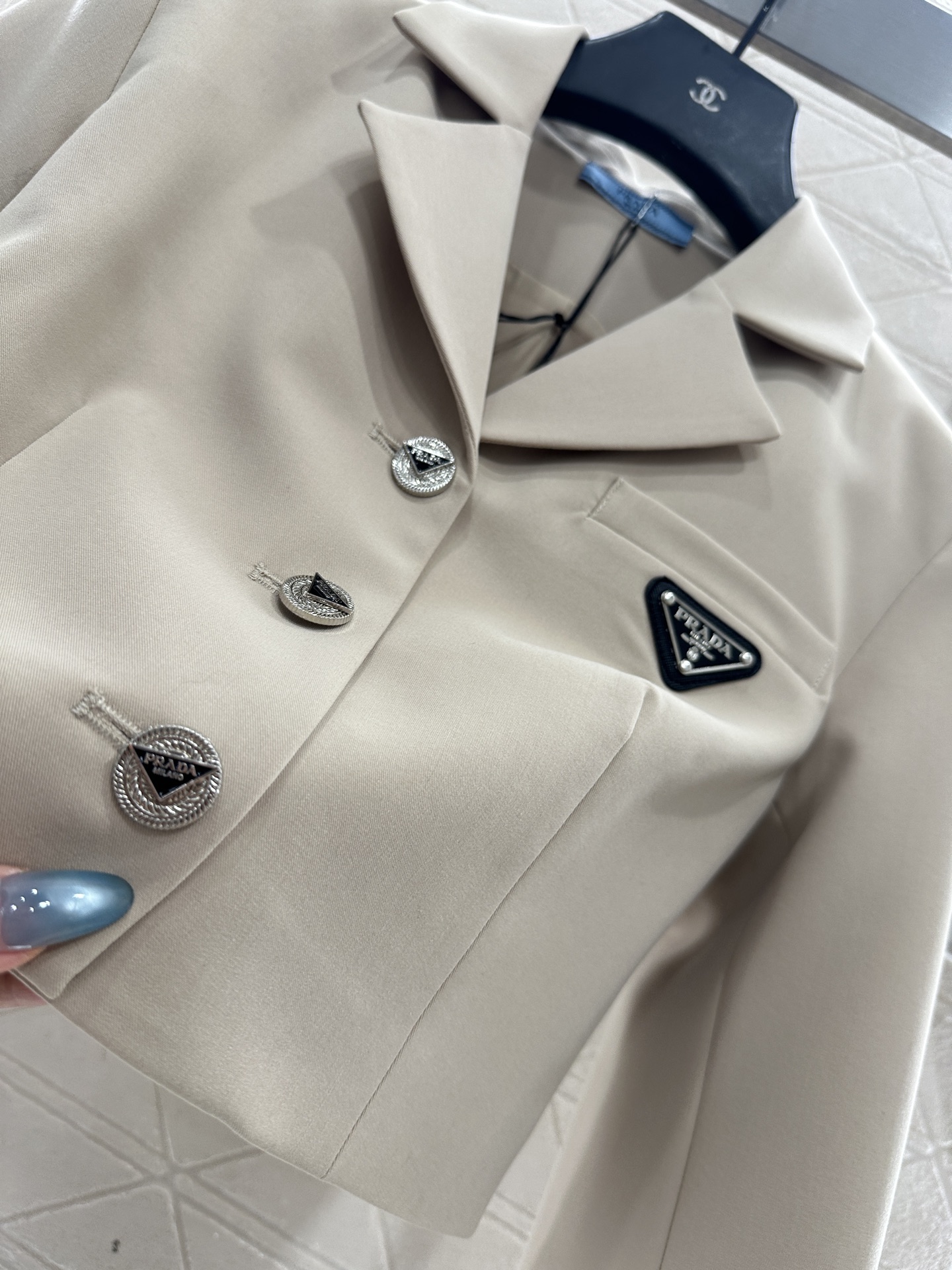 ♥Prad*♥2025新品上架 翻领西装百褶半裙套装定制YB进口西装材质，质感上乘，裁剪垂顺流畅，枪驳式