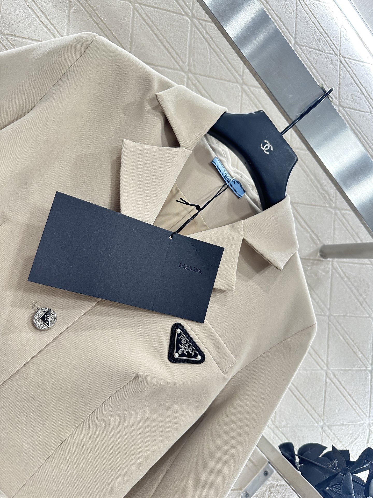 ♥Prad*♥2025新品上架 翻领西装百褶半裙套装定制YB进口西装材质，质感上乘，裁剪垂顺流畅，枪驳式